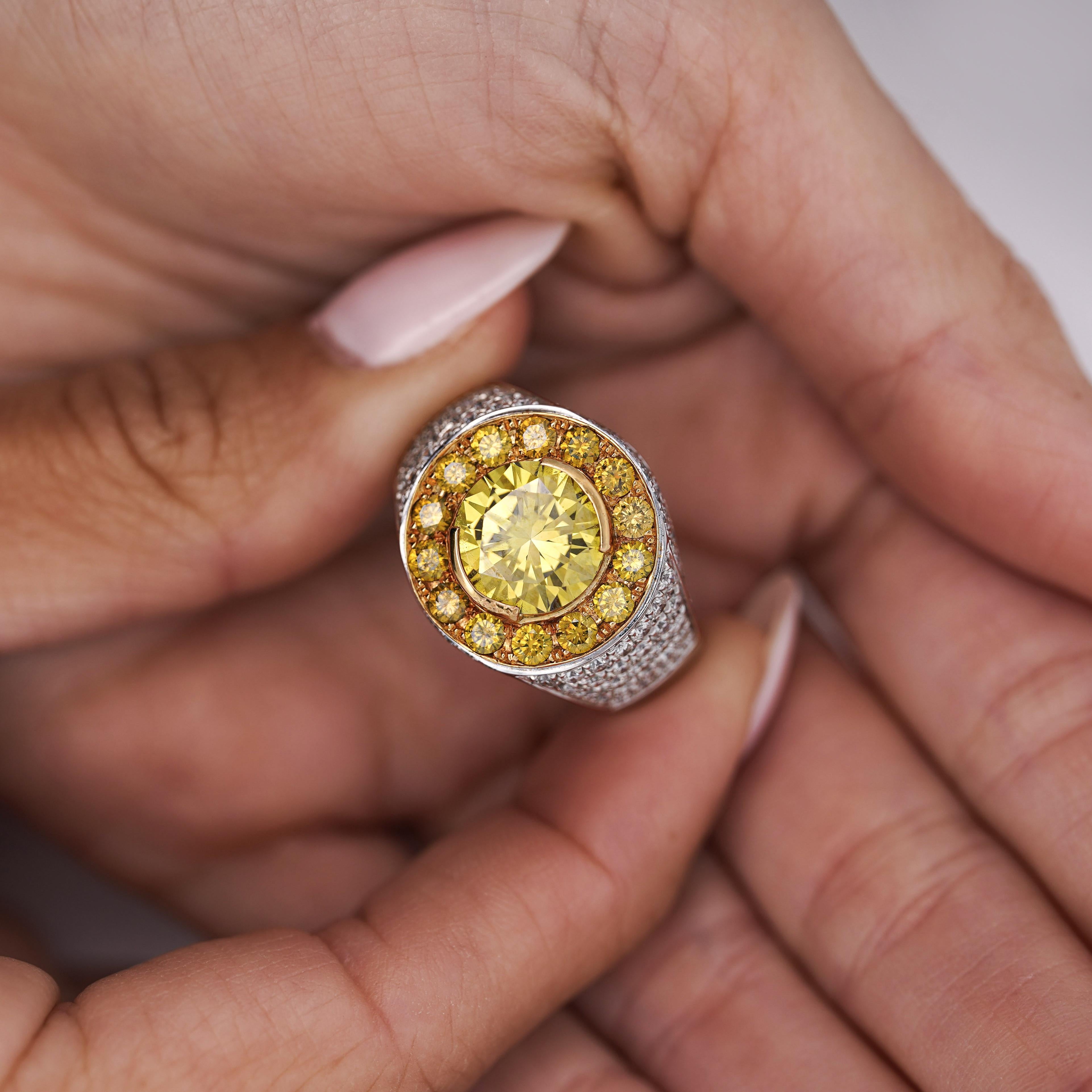 Anello da uomo con diamante giallo taglio rotondo in oro 18 carati da 4,44 carati in vendita 2