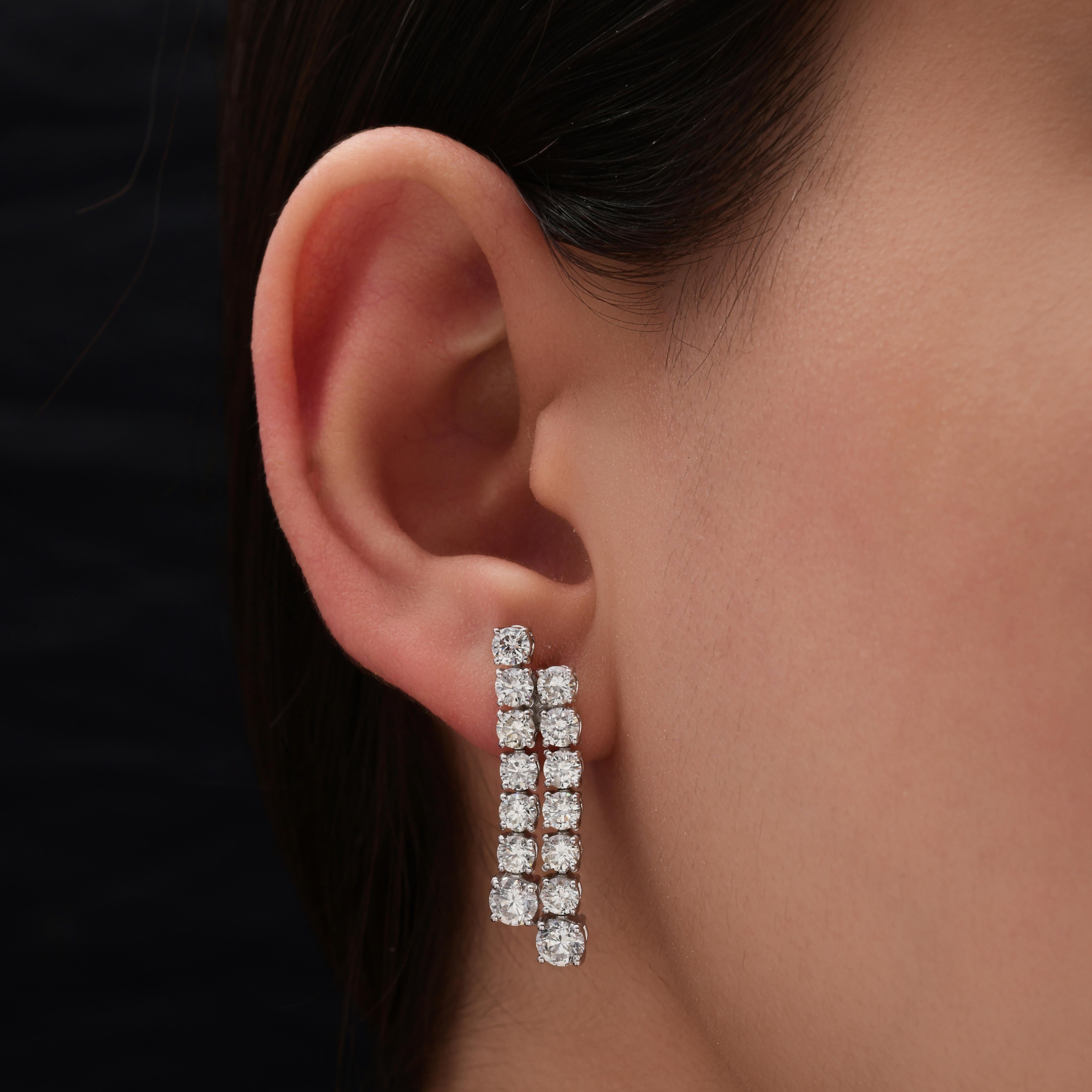 Diamant brillant SI/H de 4,44 carats  Boucles d'oreilles pendantes The Row en or blanc 14 carats
La structure présente deux rangées parallèles de pierres rondes brillantes. La légère asymétrie de longueur entre les deux rangées.
Les diamants sont un