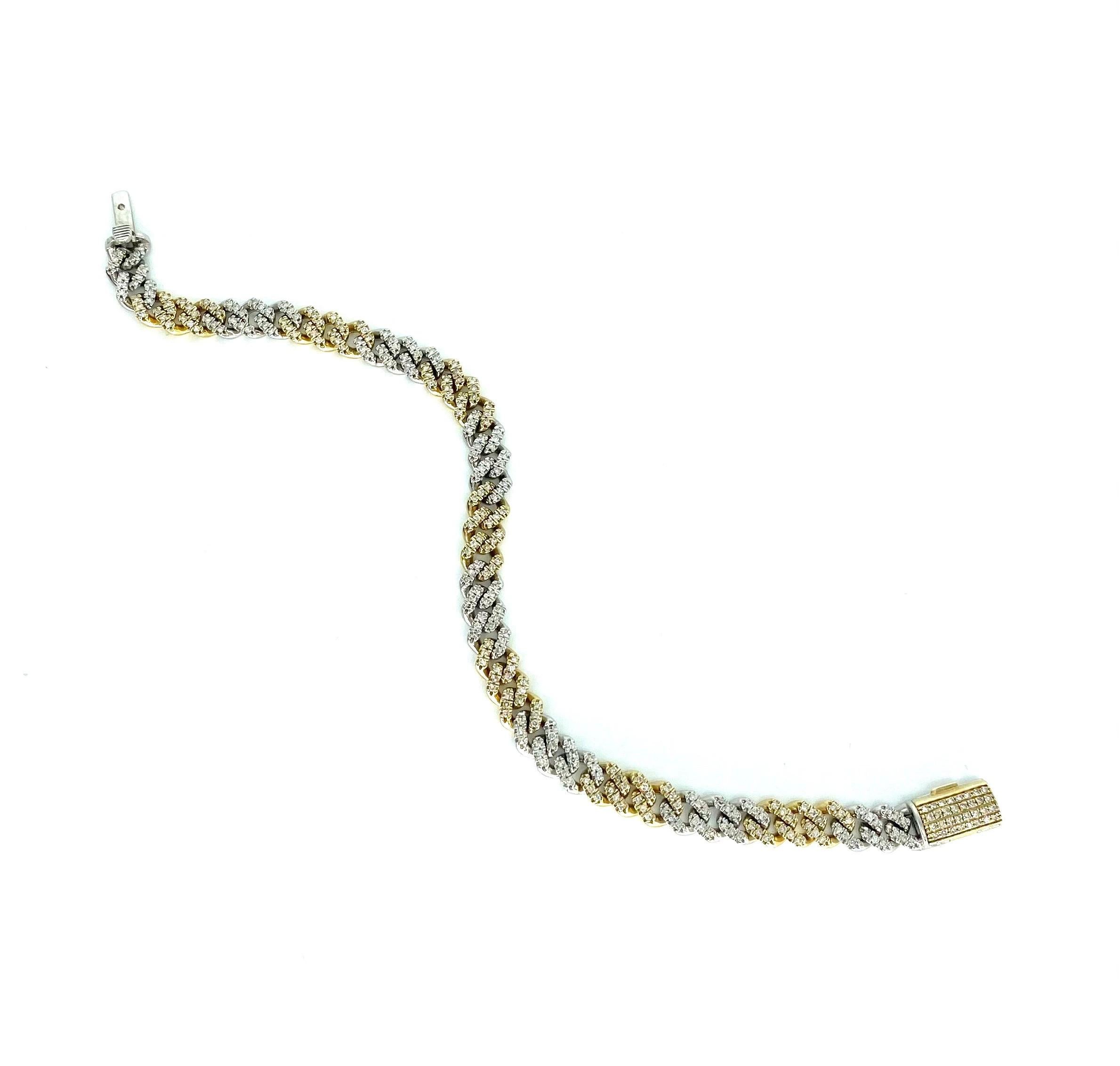 Bracciale cubano a maglie con diamanti bicolore da 4,44 carati, 7,75 mm
Un design di altissima qualità con circa 296 diamanti naturali di purezza F/G VS/SI molto scintillanti che brillano con grande eleganza. Il peso totale dei diamanti è di circa