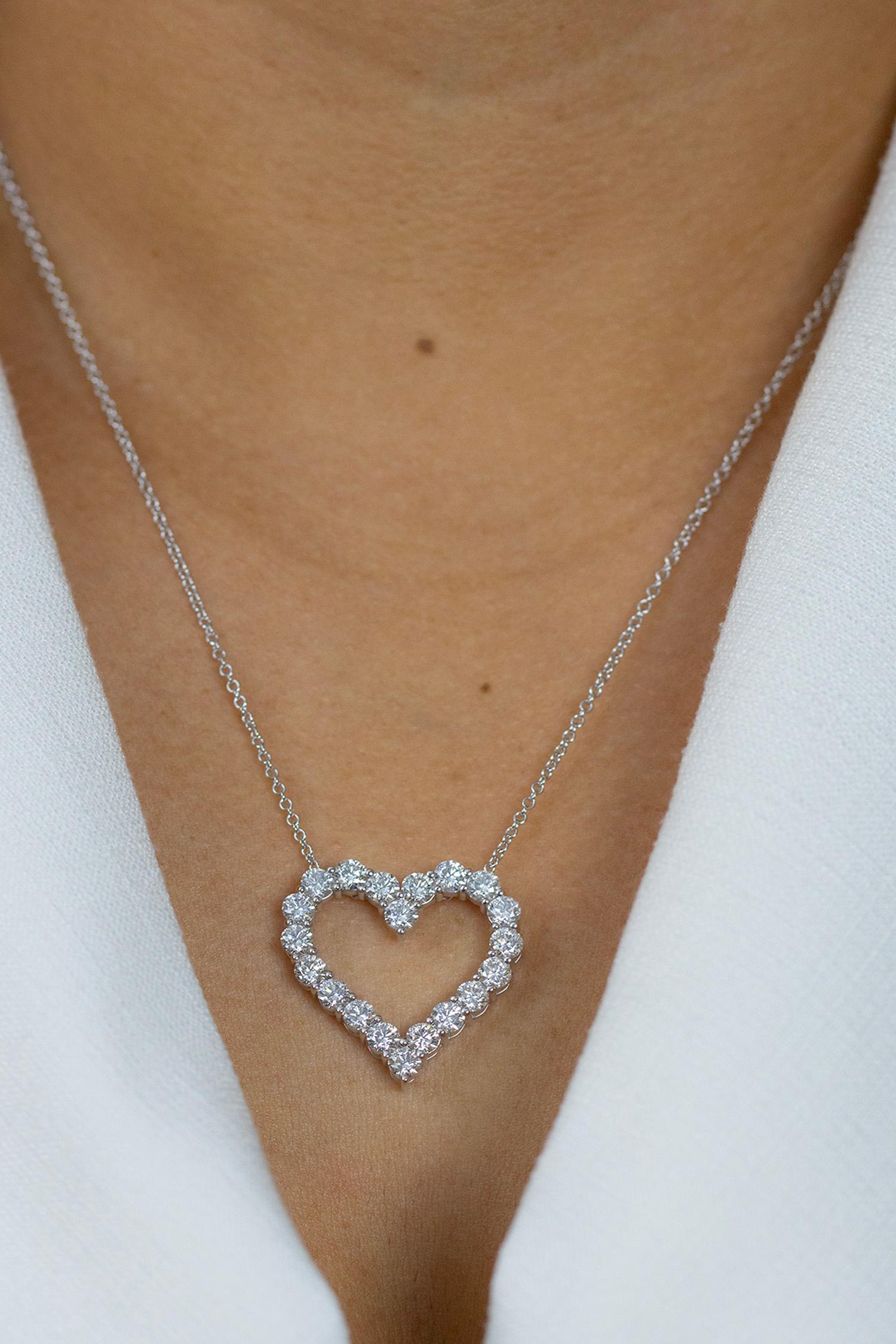 4,44 Karat Gesamtbrillant Runder Diamant durchbrochener Herz-Anhänger Halskette Damen im Angebot