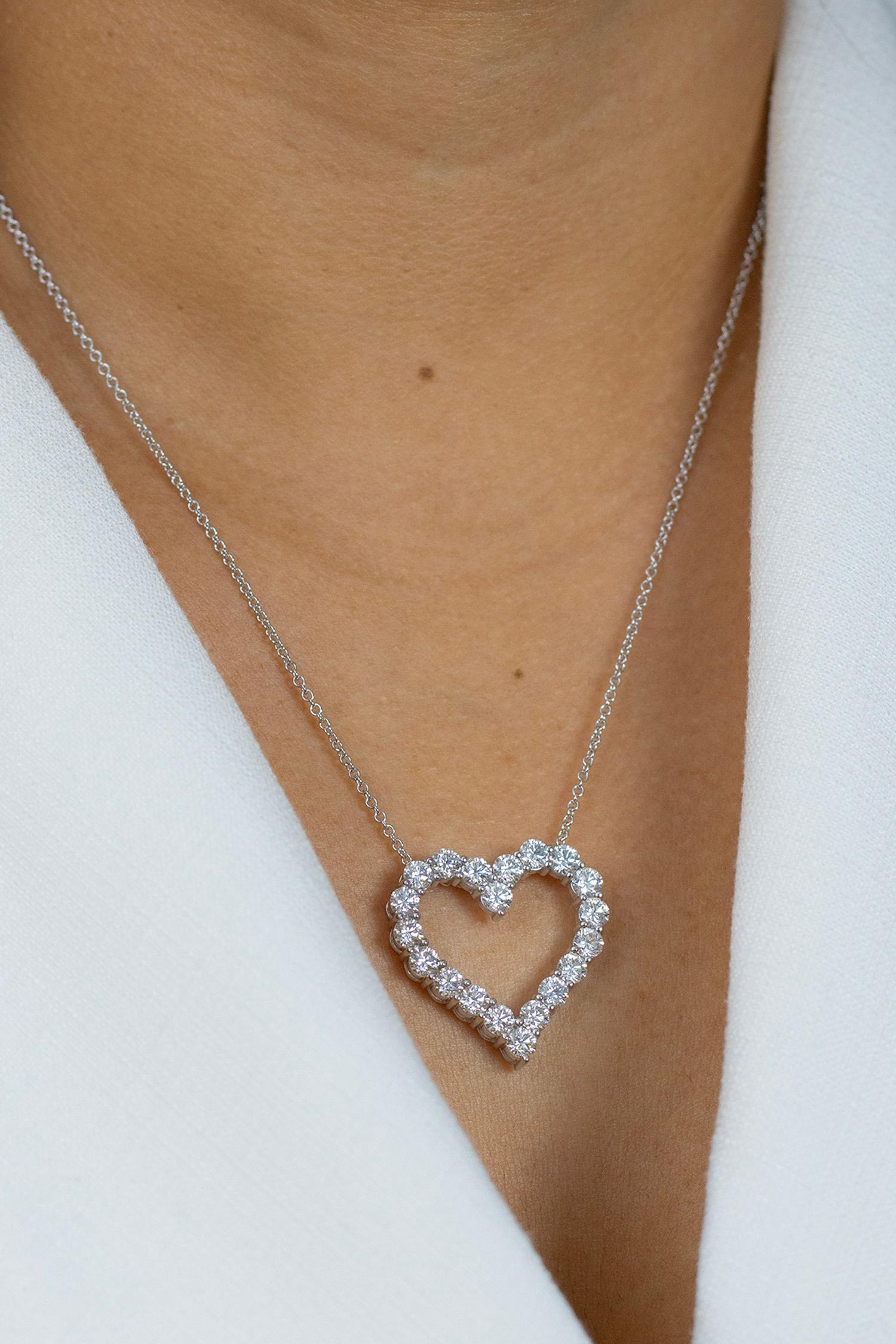4,44 Karat Gesamtbrillant Runder Diamant durchbrochener Herz-Anhänger Halskette im Angebot 1