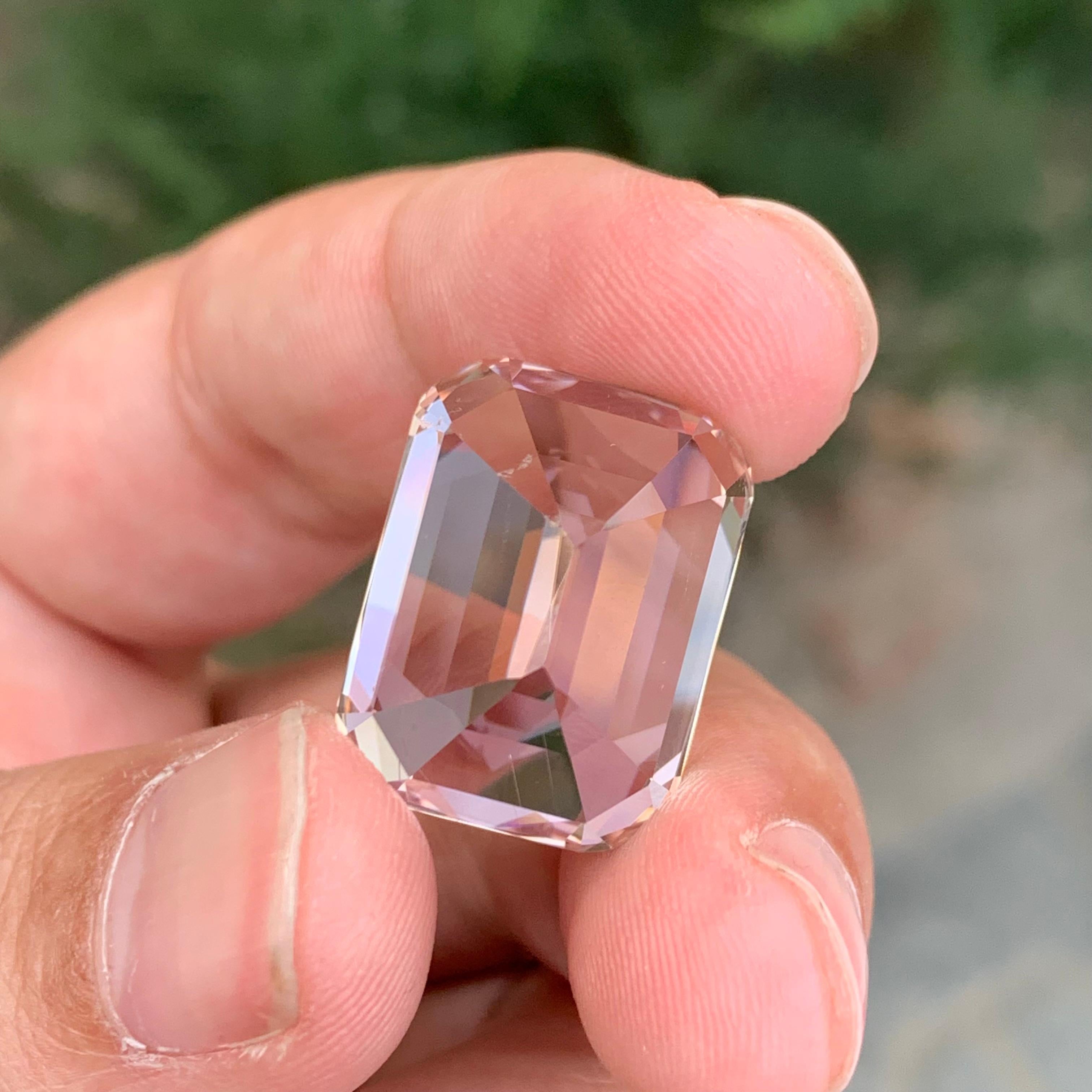 44,40 Karat wunderschöner facettierter Kunzit Cushion Shape Edelstein für Damen oder Herren im Angebot