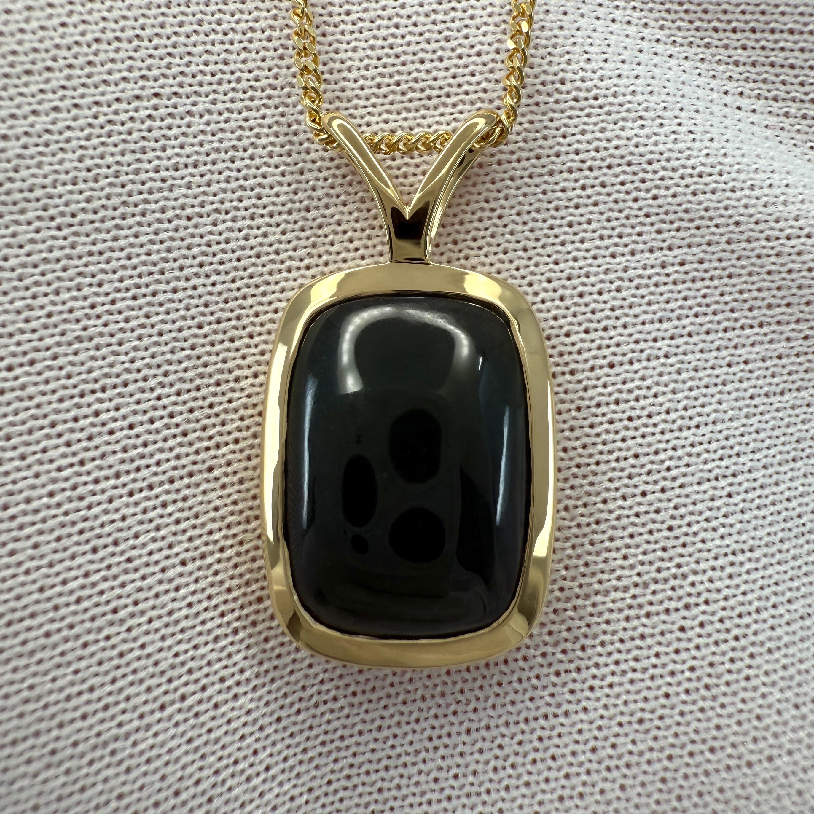 Seltene IGI zertifiziert unbehandelte Jadeit Jade A-Grade grün Anhänger Halskette.

Feiner unbehandelter Jadeitstein von 4,44 Karat mit einer schönen dunkelgrünen Farbe und ausgezeichnetem Kissen-Cabochon-Schliff. 
Vollständig IGI-zertifiziert als