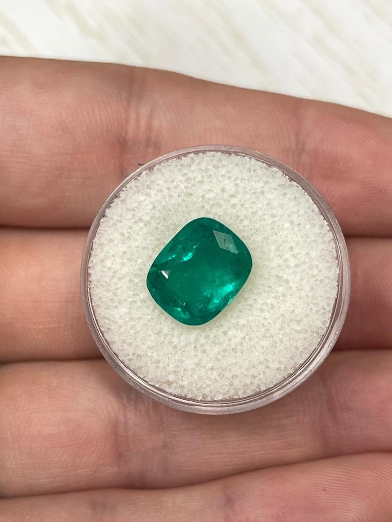 Esmeralda colombiana verde muzo viva de 4,45 quilates 11x9 - Gema alargada talla cojín en Nuevo estado para la venta en Jupiter, FL