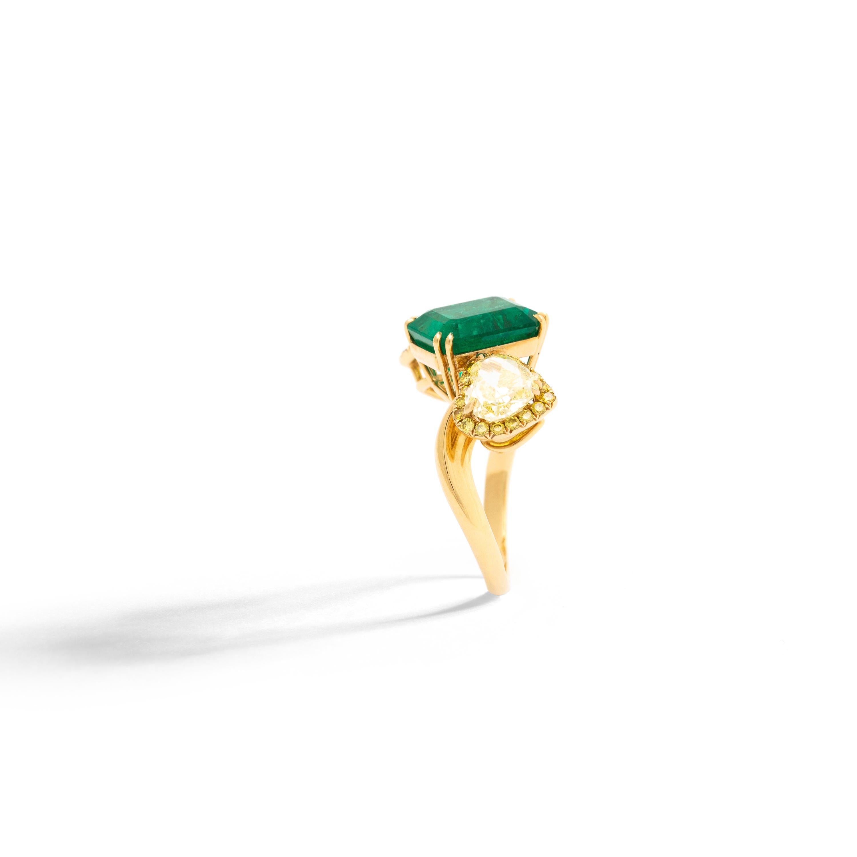 Contemporain Bague en or avec émeraudes et diamants jaunes de 4,45 carats en vente