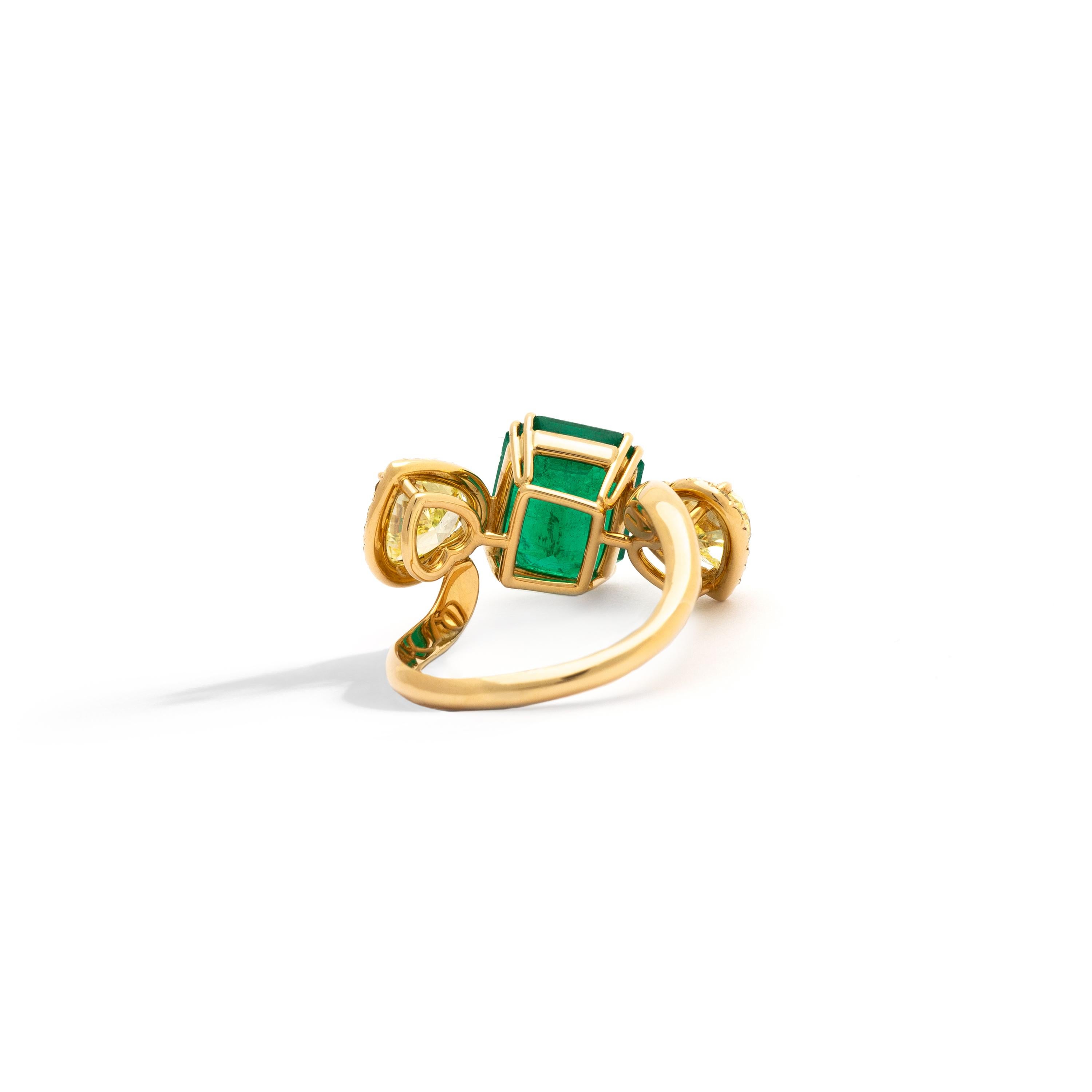 Contemporary 4.45 Carat Emerald and Yellow Diamonds Gold Ring For Sale