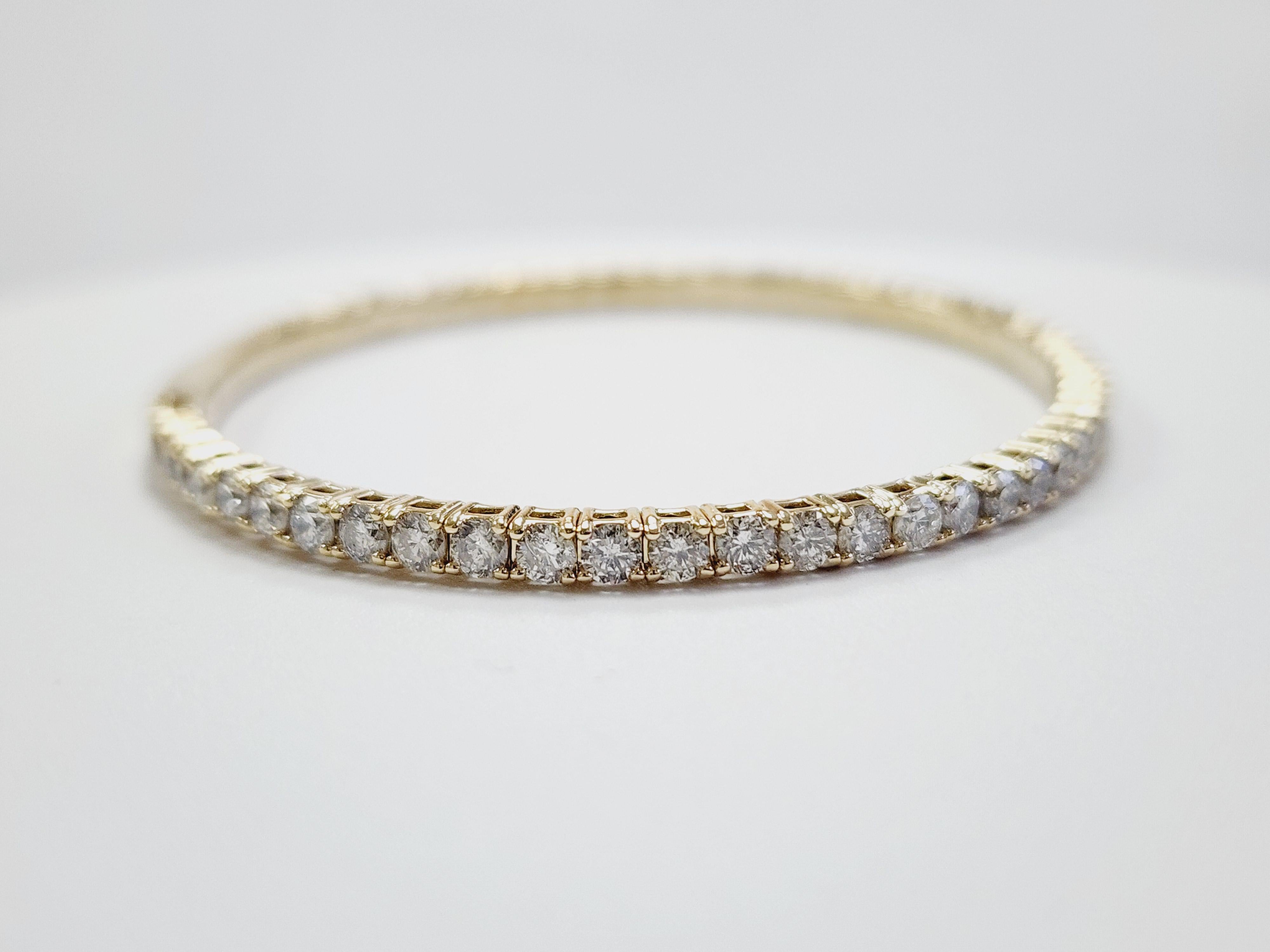 Taille ronde Bracelet jonc souple en or jaune 14 carats avec diamants naturels de 4,45 carats en vente