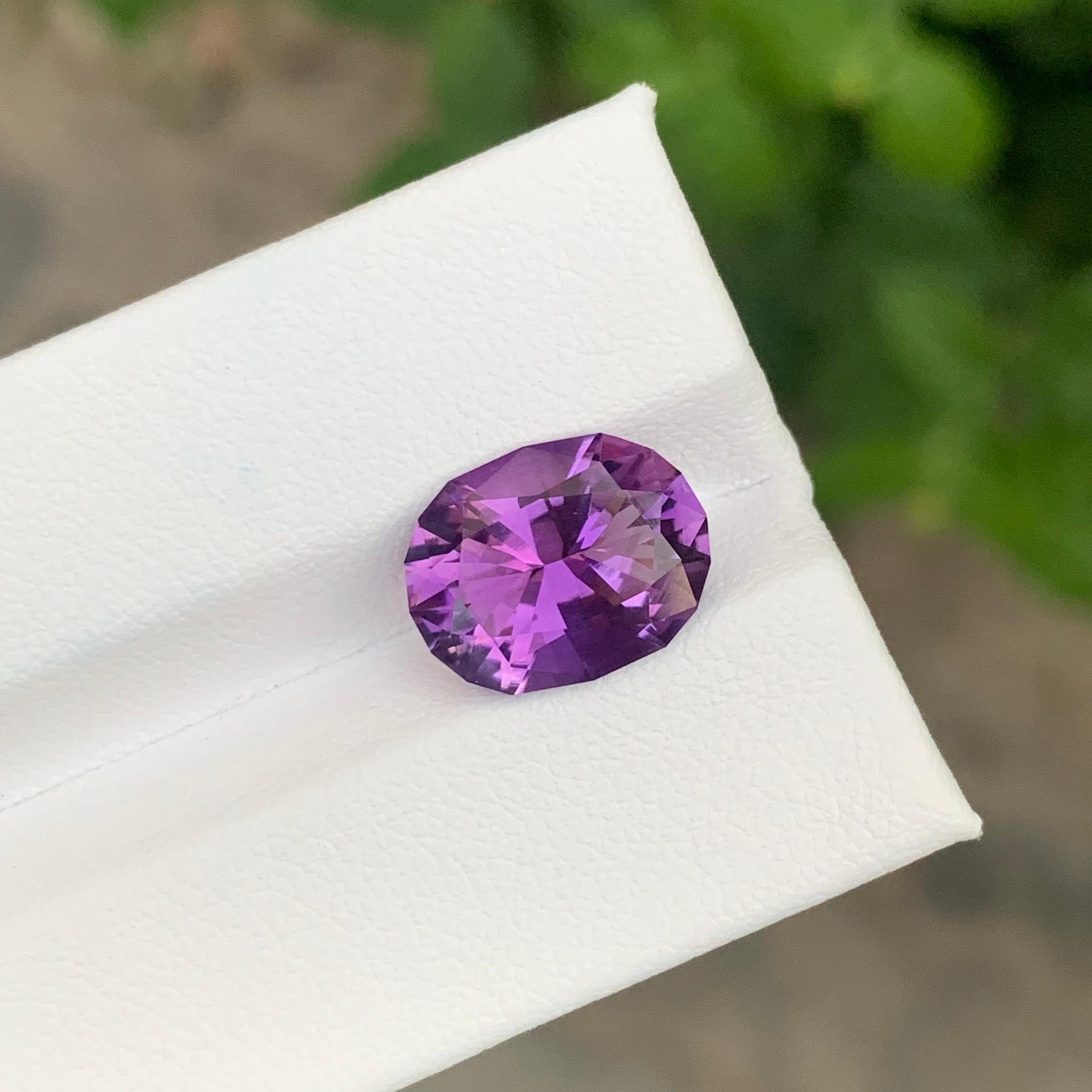 Stein: Amethyst

Gewicht : 4,45 Karat
Abmessung: 12.8 x 10 x 6.5 Mm
Herkunft: Brasilien
Die Form: Oval 
Farbe: Lila
Behandlung: Nicht
Zertifikat: Auf Kundenwunsch

Der Amethyst, eine atemberaubende violette Quarzsorte, ist nicht nur für seine