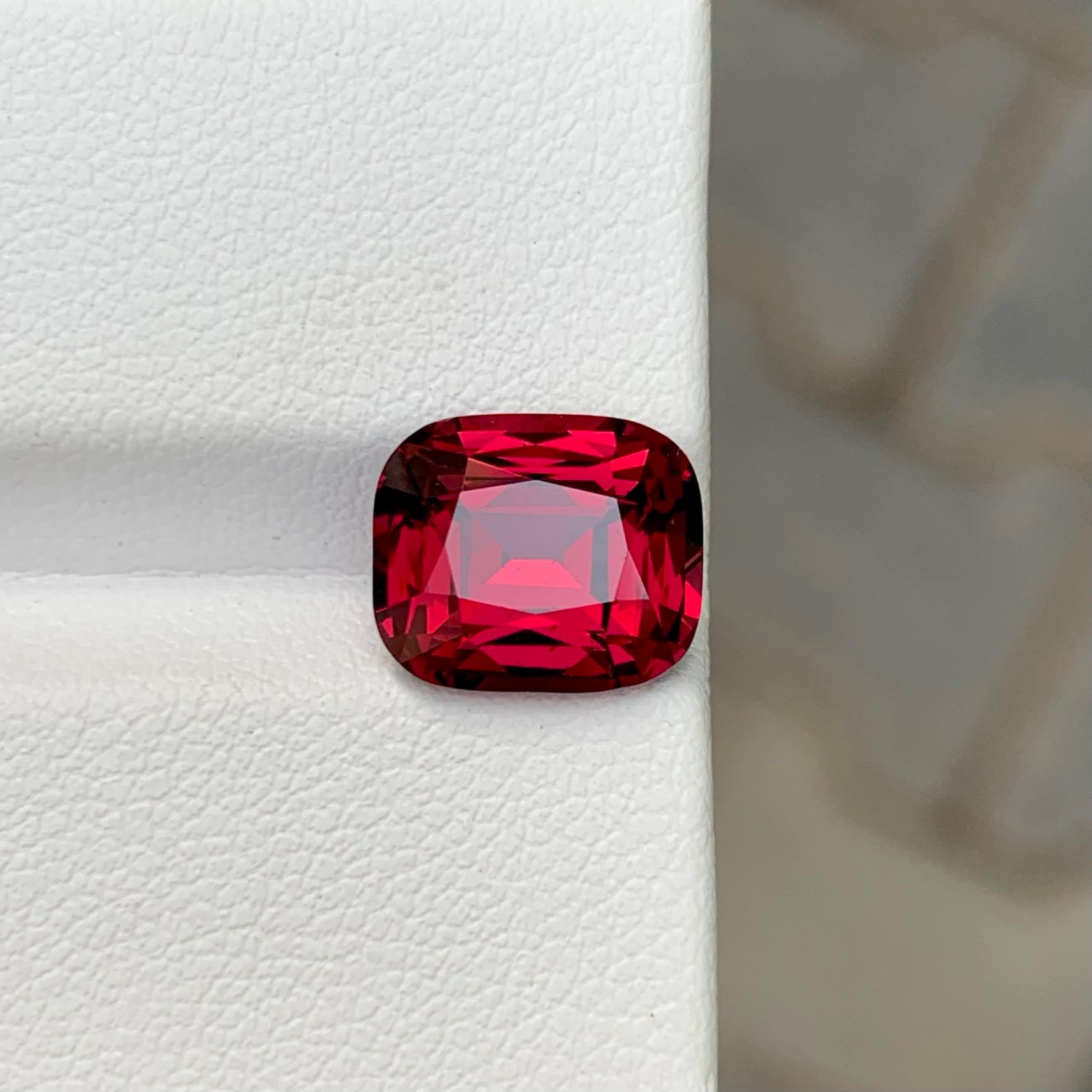 Poids 4,45 carats 
Dimensions 10.1x8.6x6.0mm
Traitement Aucun 
Origine Tanzanienne 
Clarté VVS 
Forme Coupe Coussin 




Ce grenat naturel rouge vif de 4,45 carats est une pierre précieuse captivante admirée pour sa teinte rouge intense et ardente