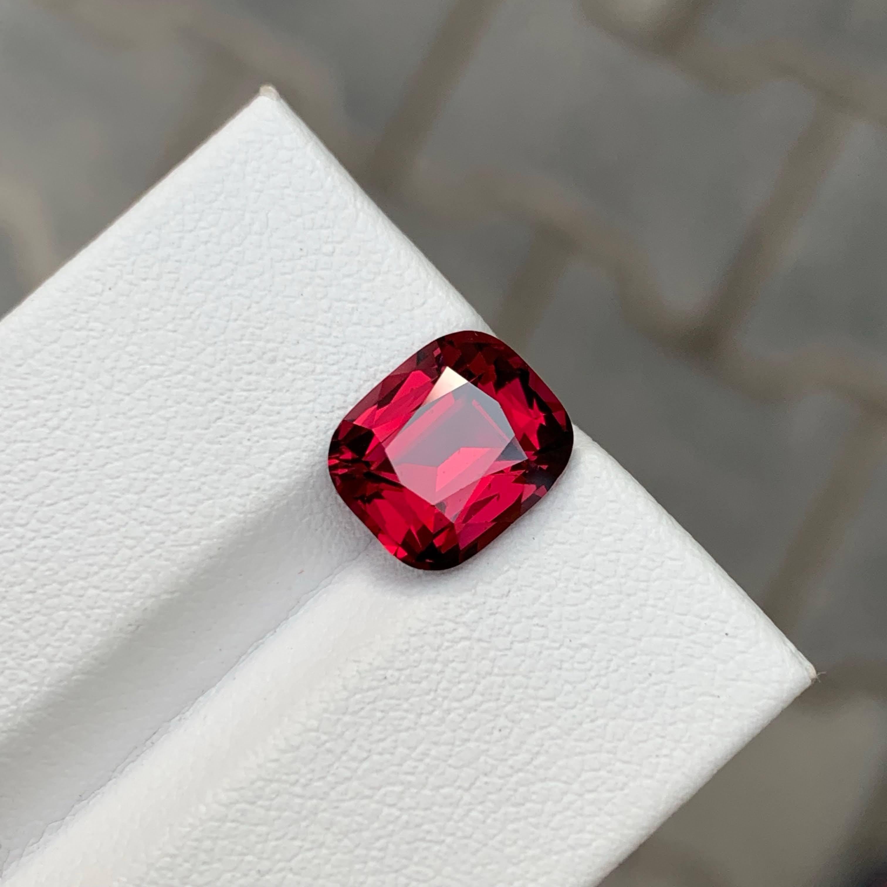 Moderne 4.45 Carat Natural Loose Bright Red Garnet Stone Cushion Cut Tanzanian Gemstone (pierre précieuse tanzanienne) en vente