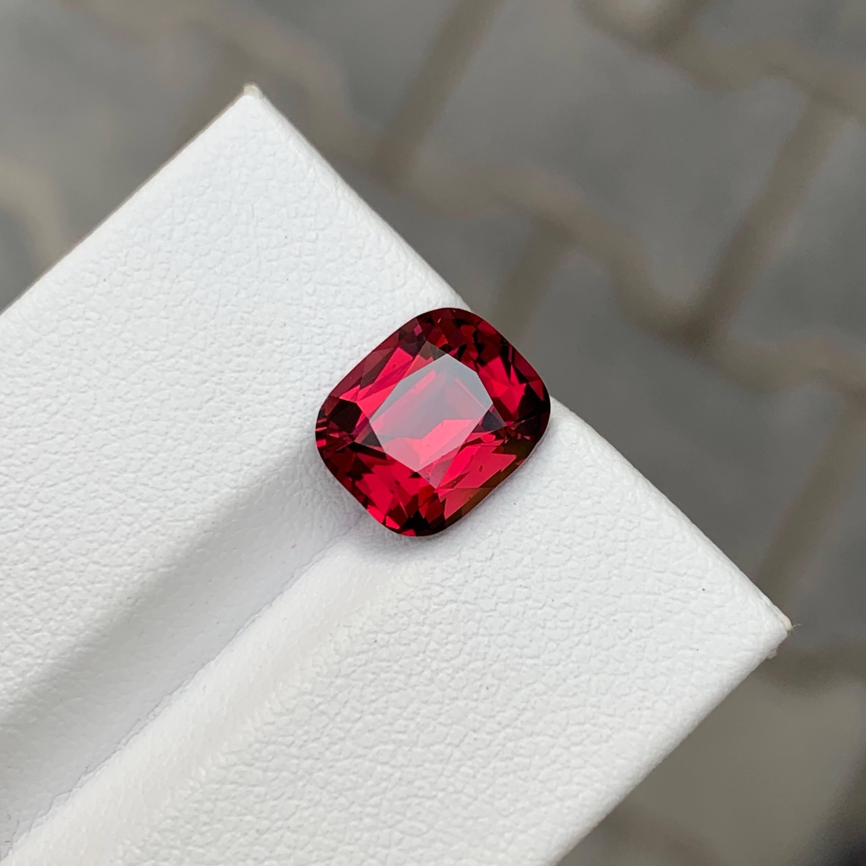 Taille coussin 4.45 Carat Natural Loose Bright Red Garnet Stone Cushion Cut Tanzanian Gemstone (pierre précieuse tanzanienne) en vente