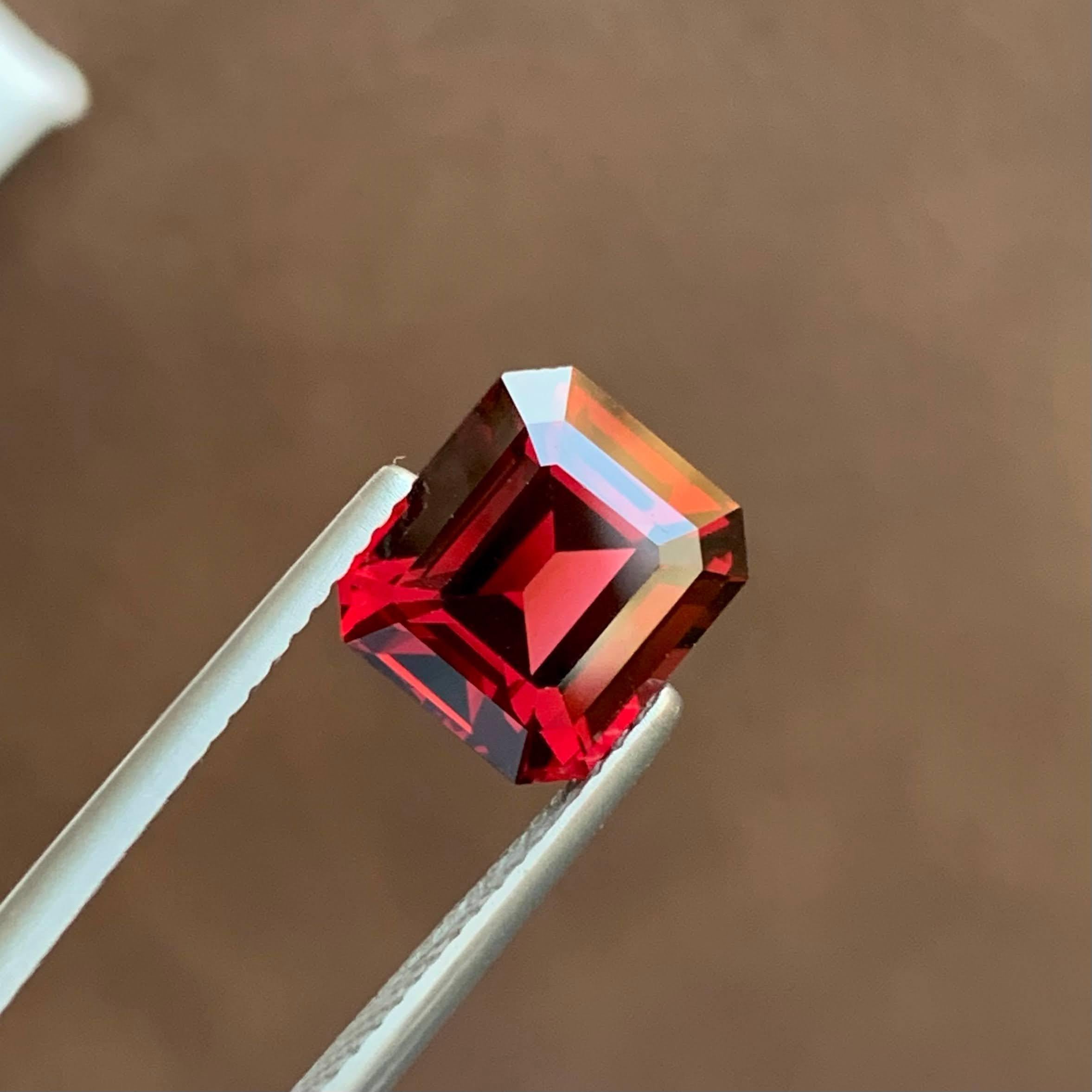Gewicht 4,45 Karat 
Abmessungen 9,3x8,4x5,9 mm
Behandlung Keine 
Herkunft Afrika 
Clarity Eye Clean 
Form Schliff Smaragd 




Dieser auffällige rote Naturgranat von 4,45 Karat besticht durch seinen tiefen, leidenschaftlichen Farbton und seine