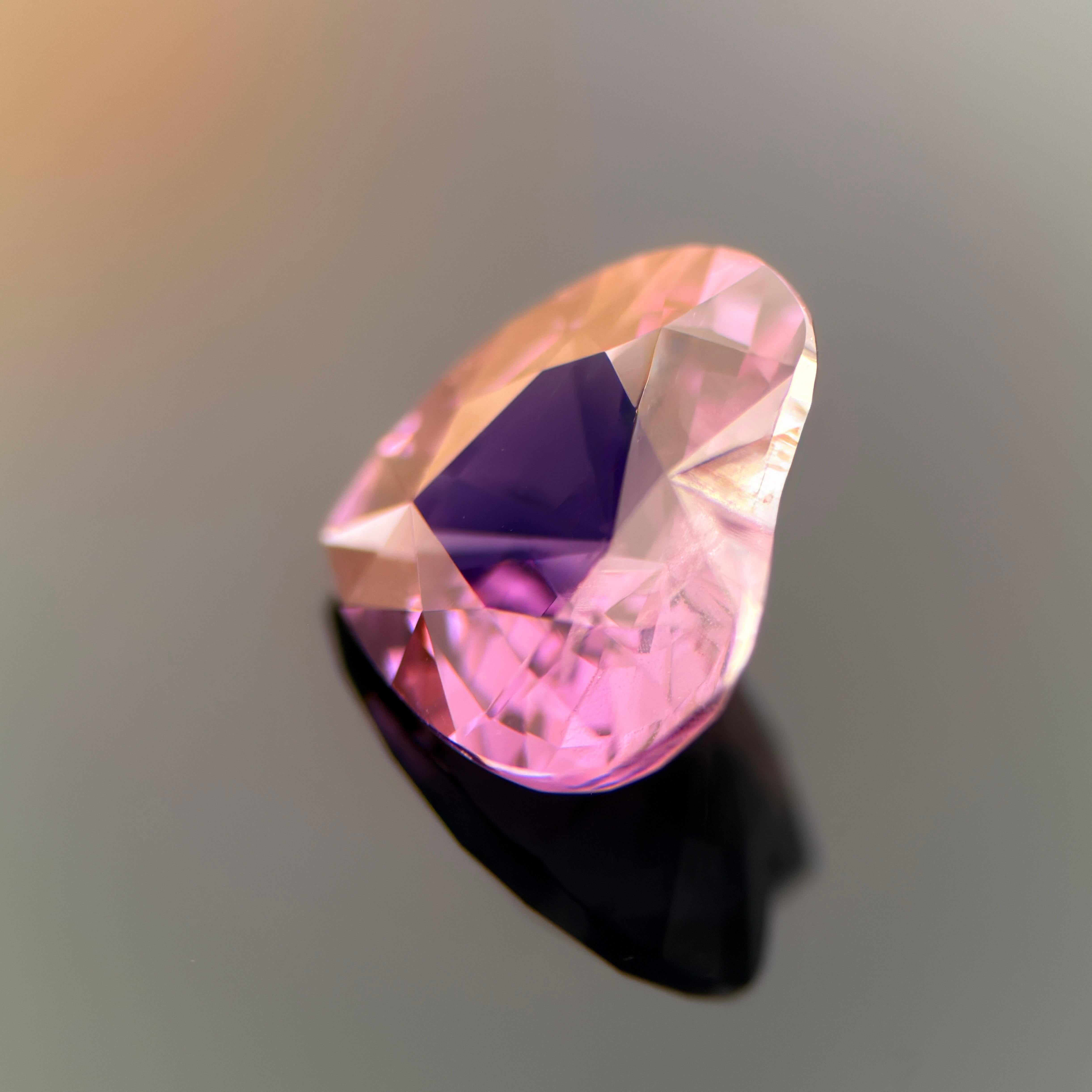 Ein wunderschöner 4,45-karätiger natürlicher Spinell im Präzisionsschliff in einer romantischen Herzform, die ein zartes Gleichgewicht zwischen rosa und violetten Tönen aufweist. Dieser Edelstein strahlt eine weiche und doch lebendige Brillanz aus,