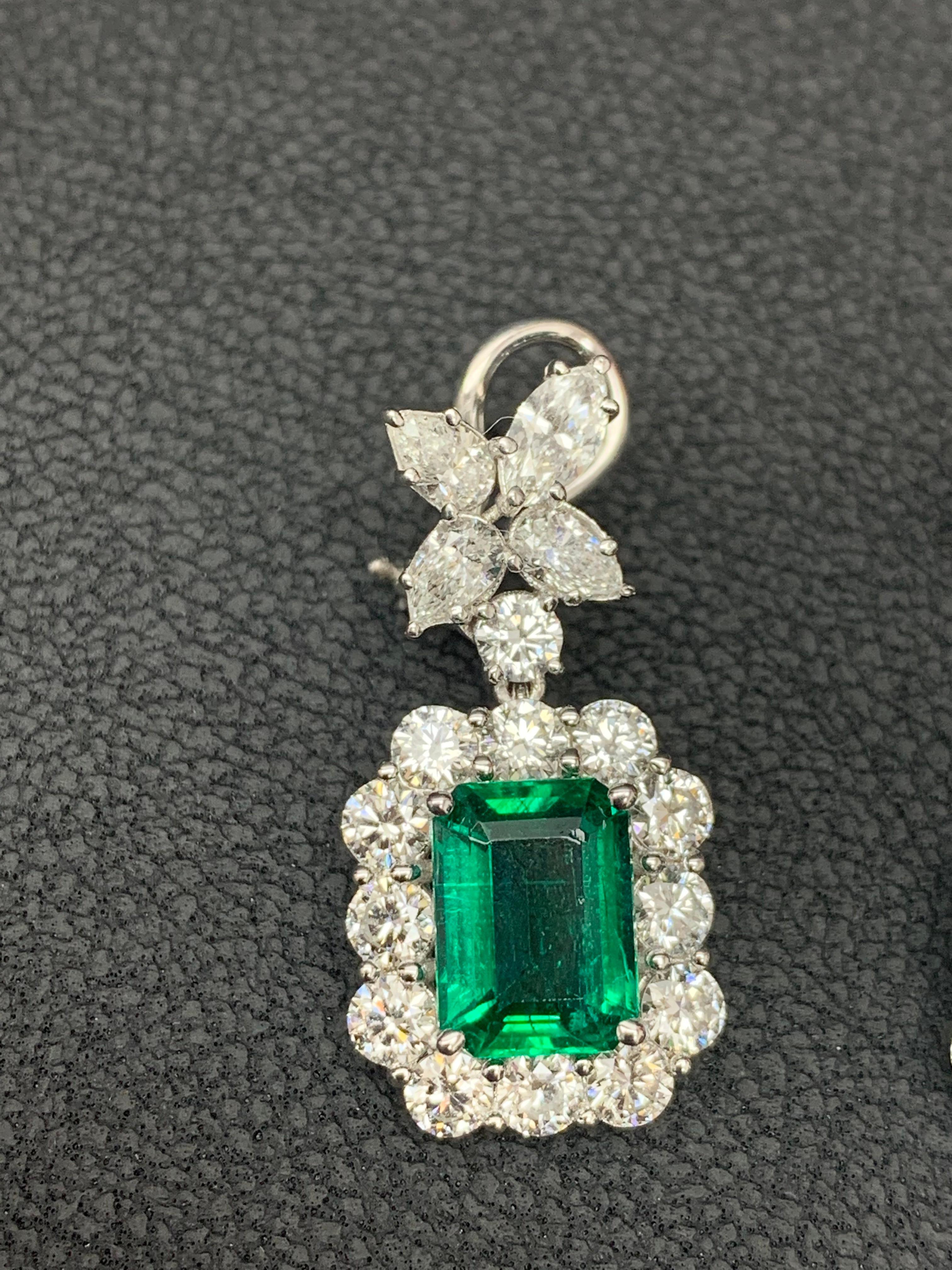 Contemporain Boucles d'oreilles pendantes en or blanc 18 carats avec diamants et émeraudes taille émeraude de 4,45 carats en vente