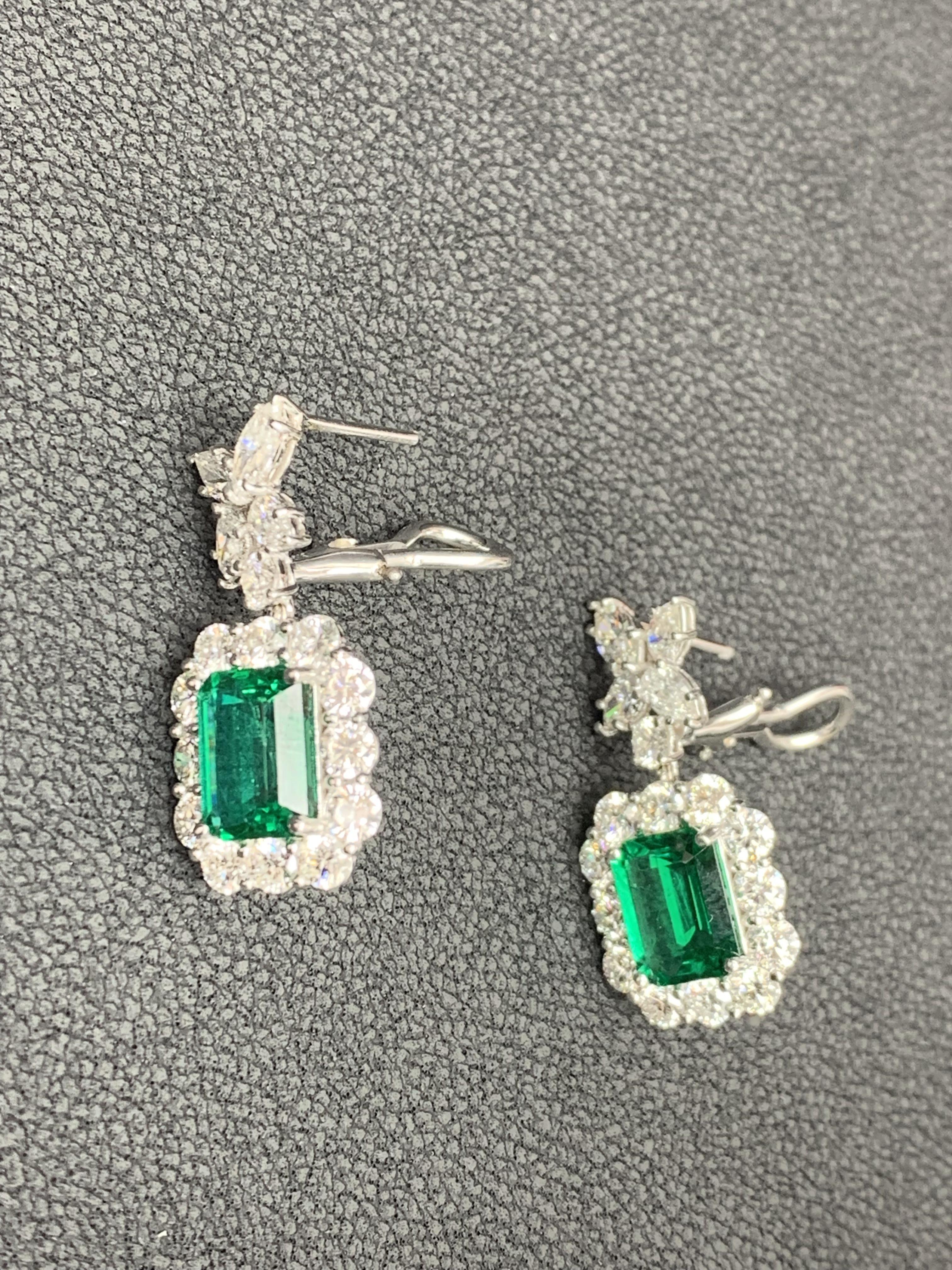 Boucles d'oreilles pendantes en or blanc 18 carats avec diamants et émeraudes taille émeraude de 4,45 carats Neuf - En vente à NEW YORK, NY