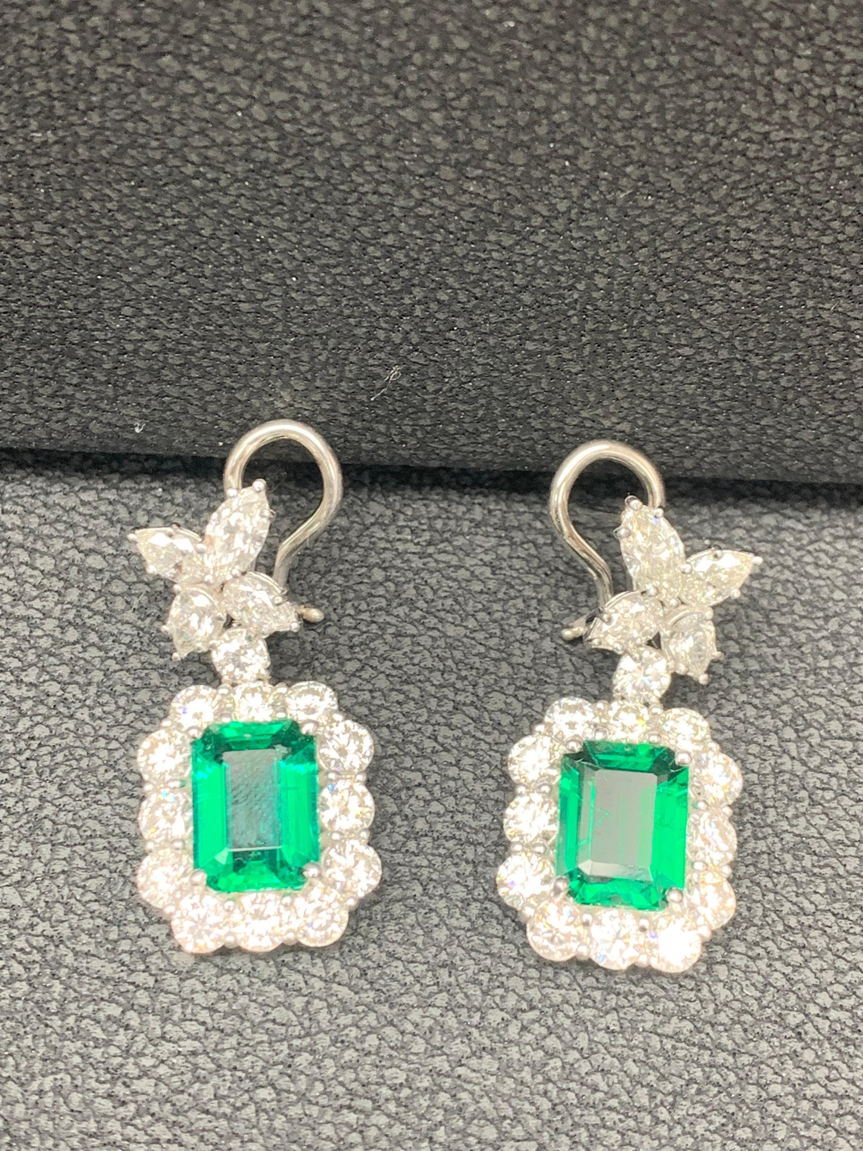 Boucles d'oreilles pendantes en or blanc 18 carats avec diamants et émeraudes taille émeraude de 4,45 carats en vente 2