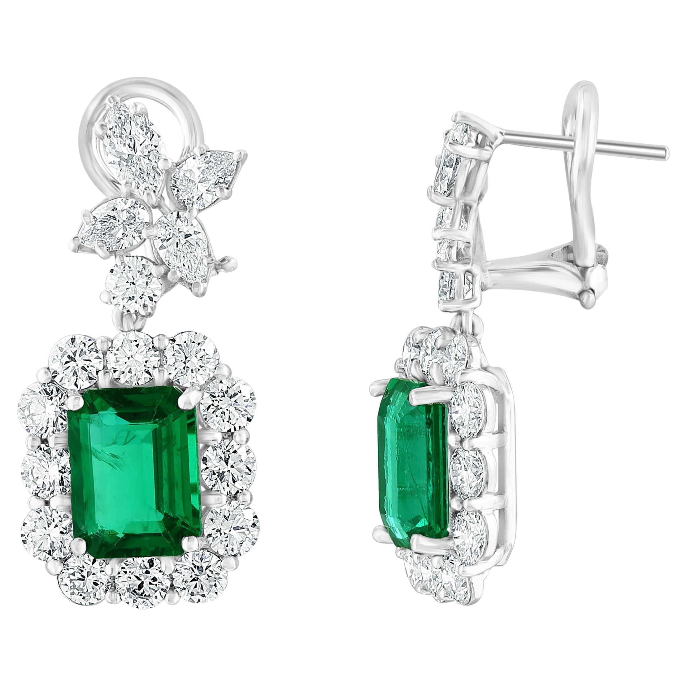 4,45 Karat Smaragd im Smaragdschliff und Diamant-Tropfen-Ohrringe aus 18 Karat Weißgold