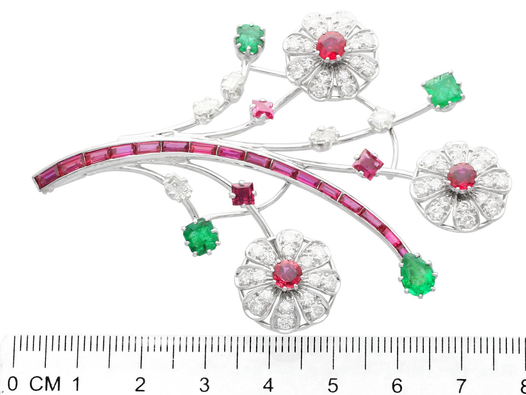 Broche en platine avec rubis de 4,45 carats, émeraude de Zambie de 1,90 carat et diamants de 3,85 carats en vente 2