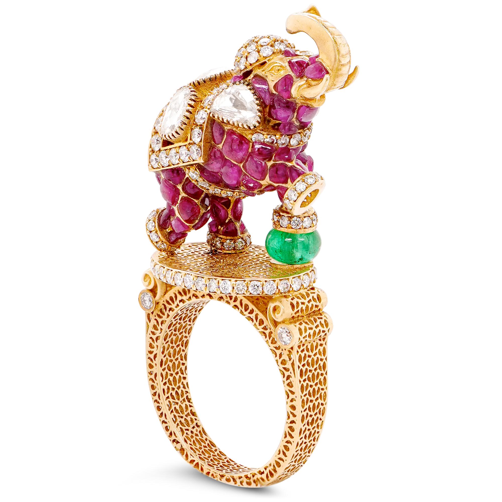 Questo straordinario anello in oro 18 carati è una celebrazione dell'arte, del lusso e del simbolismo, con un magnifico rubino da 4,45 carati e 2,24 carati di diamanti abbaglianti in un esclusivo design 