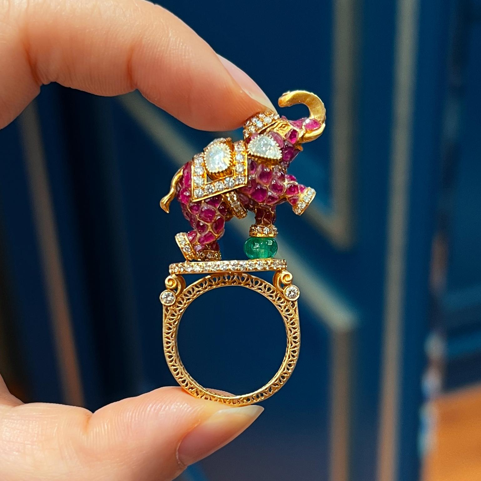 Rubino da 4,45 carati ''Elefante danzante'' 2,24 carati di diamanti 18K RIng In condizioni Nuovo in vendita a Hung Hom, HK