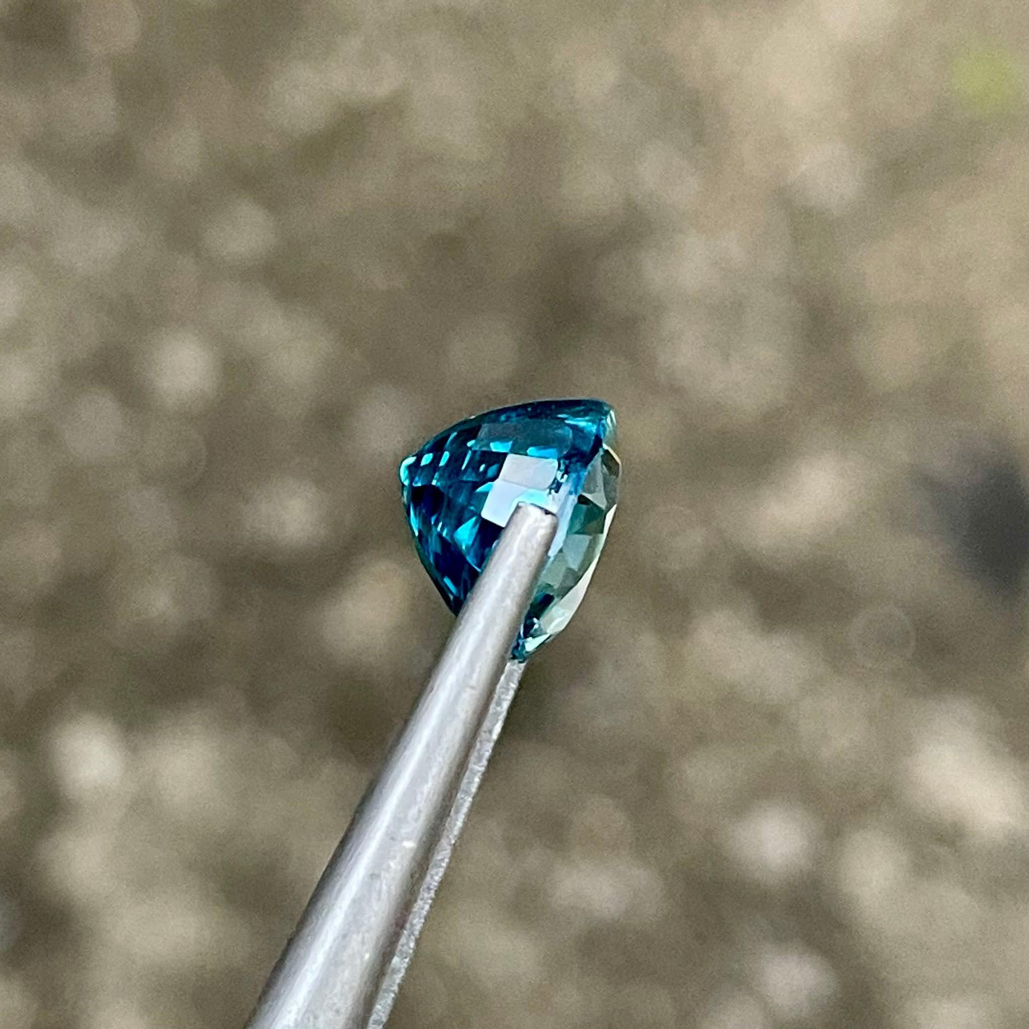 4.45 carats Blue Zircon Stone Oval Cut Natural Cambodian Gemstone In New Condition For Sale In Bangkok, TH