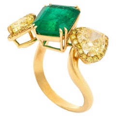 Anello in oro con smeraldo e diamanti gialli da 4,45 carati