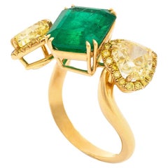 4.45 Carat Emerald and Yellow Diamonds Gold Ring