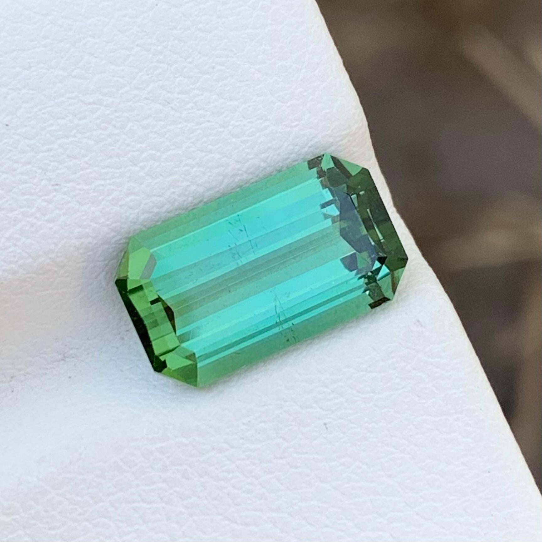 Loser Turmalin 
Gewicht: 4,45 Karat 
Abmessung: 12.5 x 7.3 x 5.3 Mm 
Farbe: Mintgrün 
Herkunft: Afghanistan 
Behandlung: Nicht 
Zertifikat: Auf Anfrage 
Die Form: Smaragd 

Der Minzturmalin, ein faszinierendes Mitglied der Familie der farbigen
