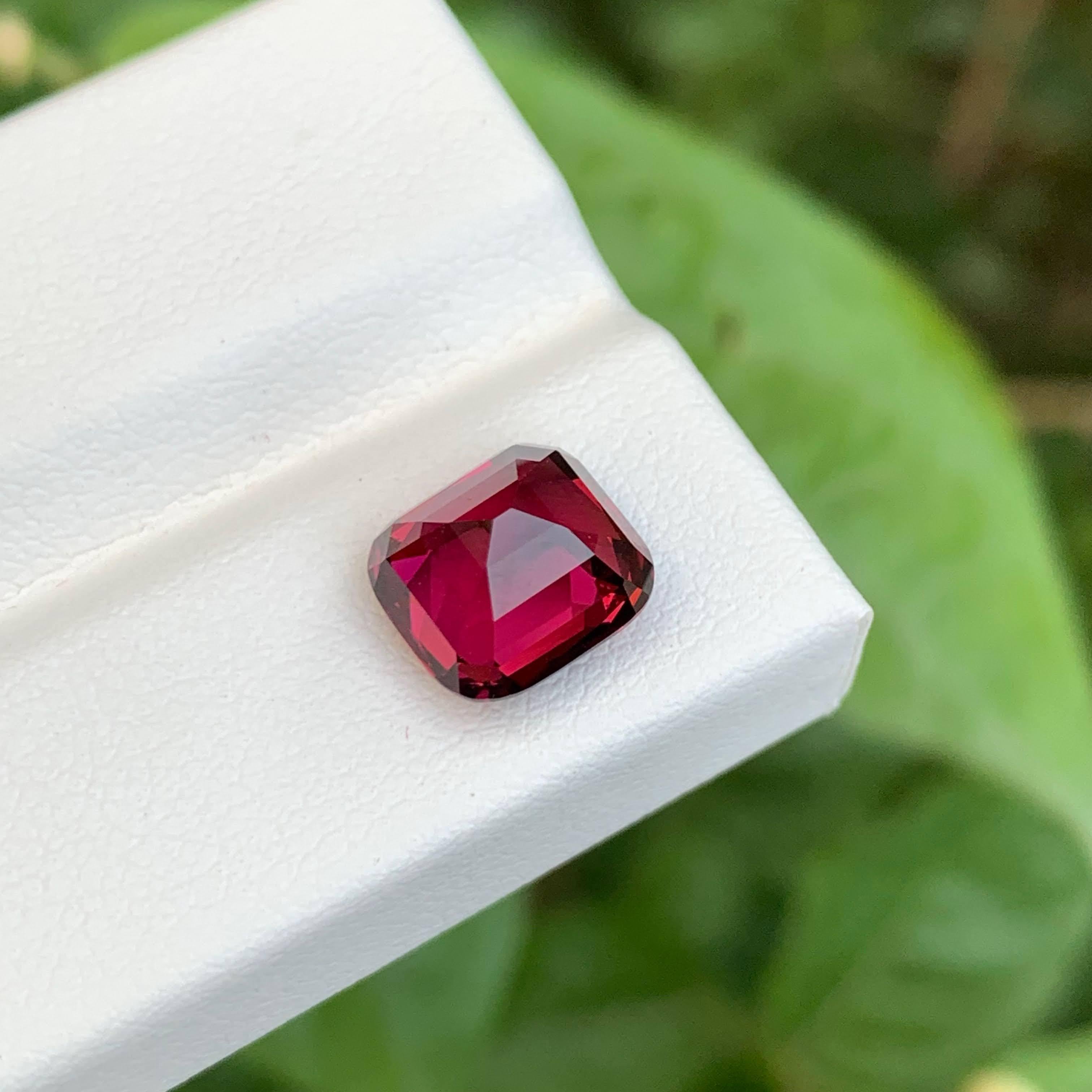 Moderno 4.45 carats Loose Pinkish Red Umbalite Garnet Stone Cushion Cut from Africa in vendita