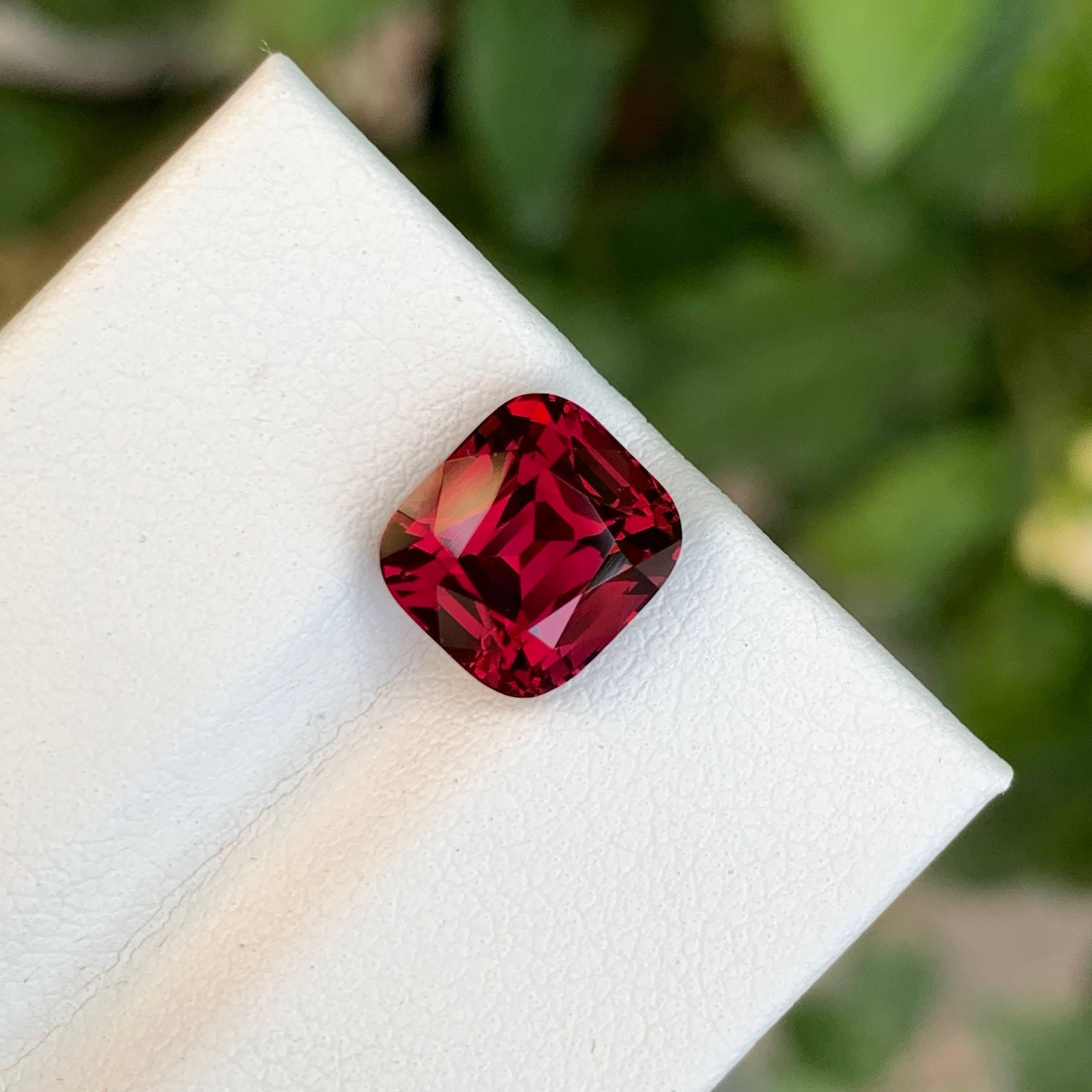 4.45 carats Loose Pinkish Red Umbalite Garnet Stone Cushion Cut from Africa In condizioni Nuovo in vendita a Bangkok, TH