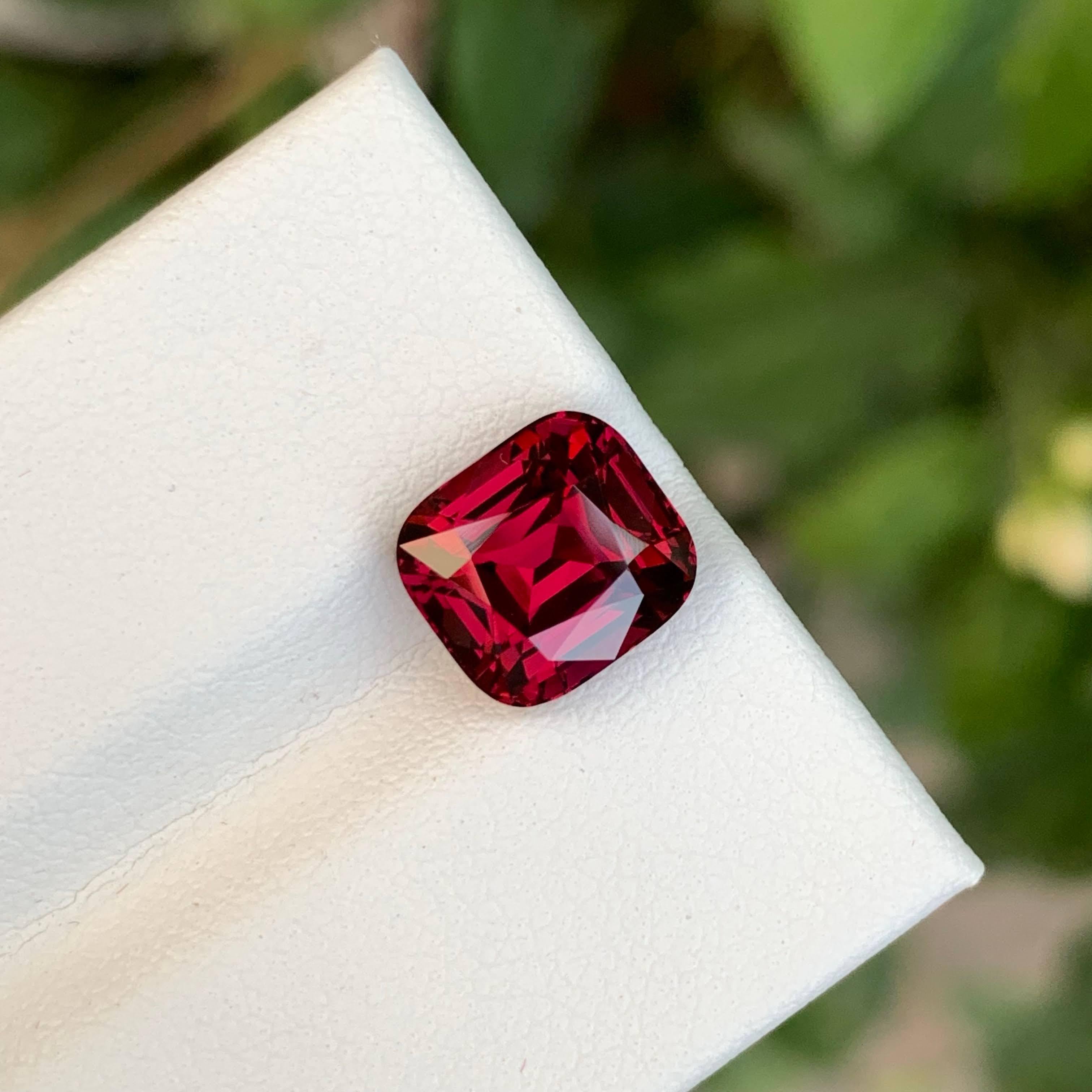 4.45 carats Loose Pinkish Red Umbalite Garnet Stone Cushion Cut from Africa in vendita 1