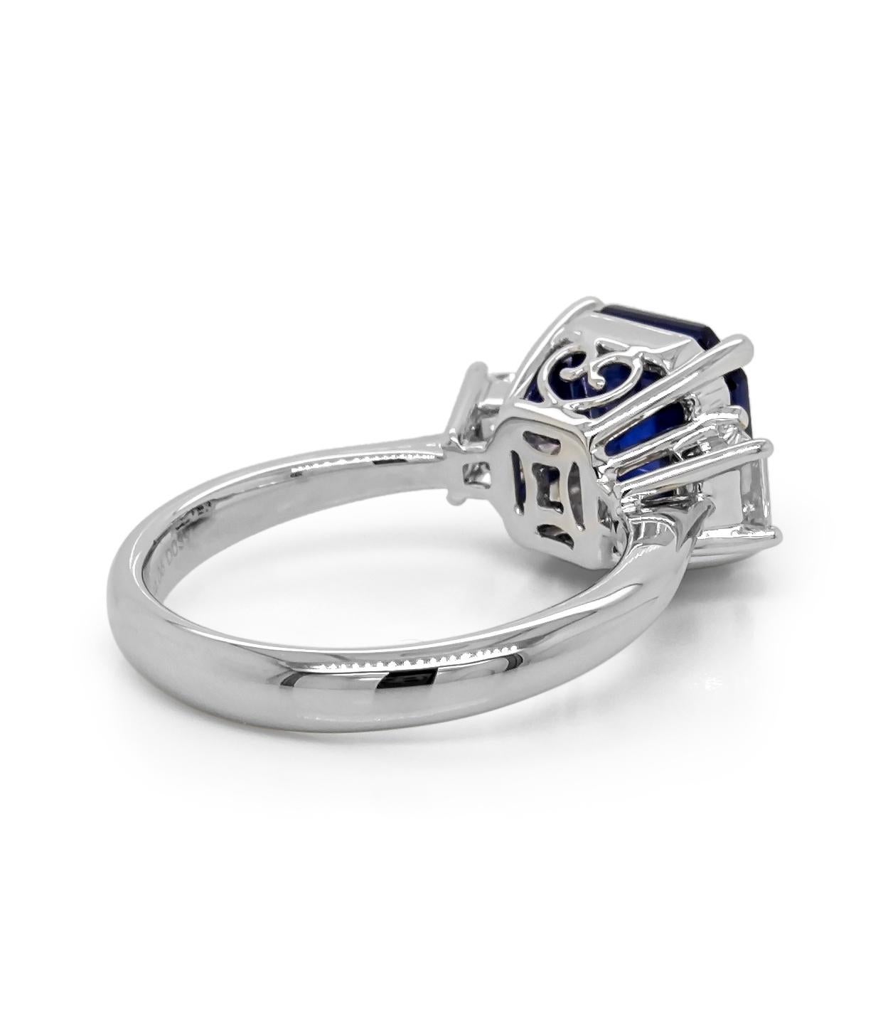1 Sapphire Gemstone: 4.06 Carats
2 White Diamonds: 0.39 Carat
Metal: 18K White Gold, 5.10 Grams