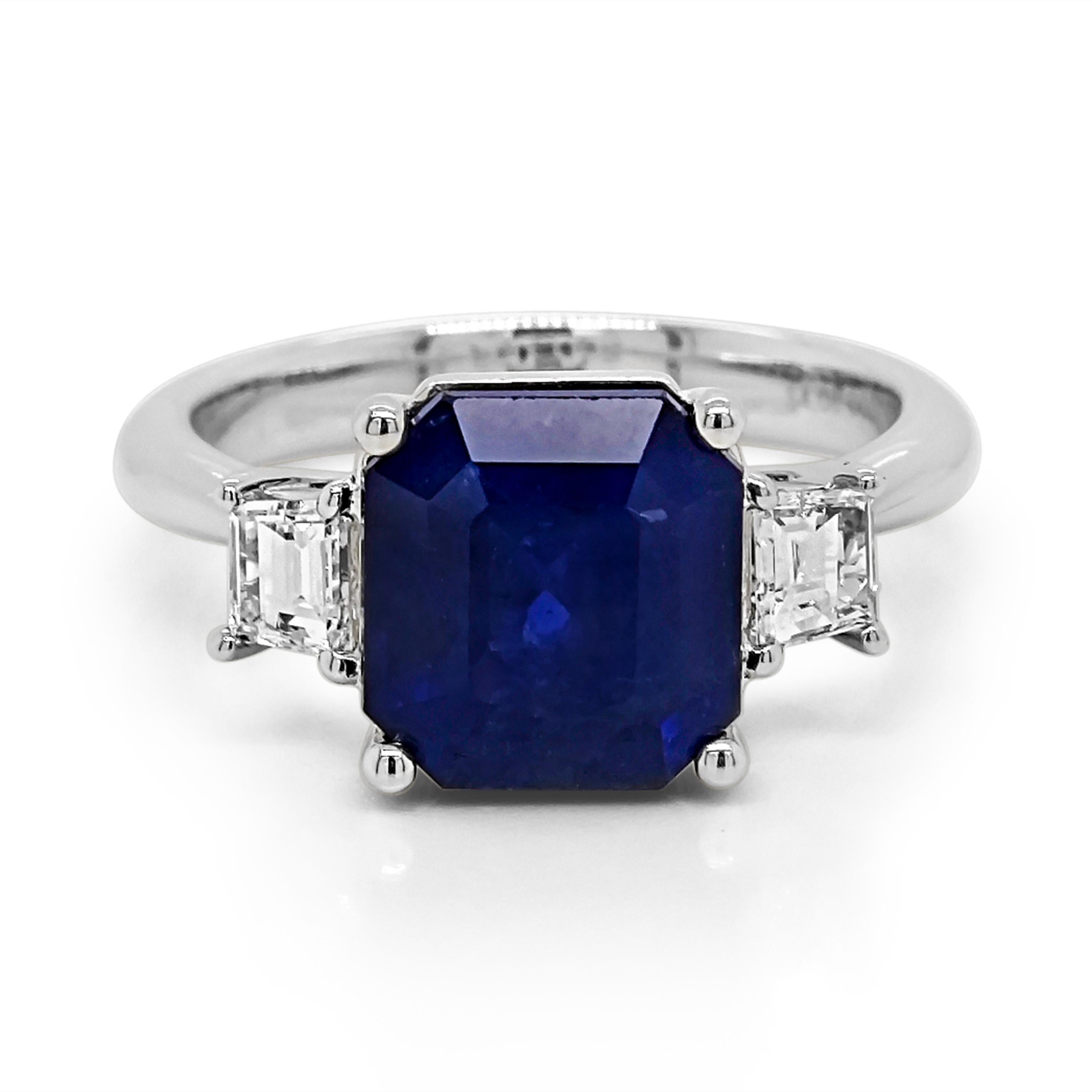 Women's or Men's 4.45 Carats Sapphire and White Diamond White Gold Ring For Sale
