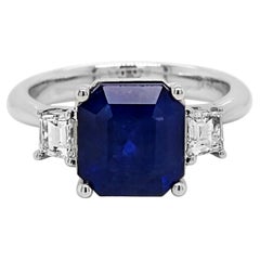 Anillo de oro blanco con zafiro y diamante blanco de 4,45 quilates