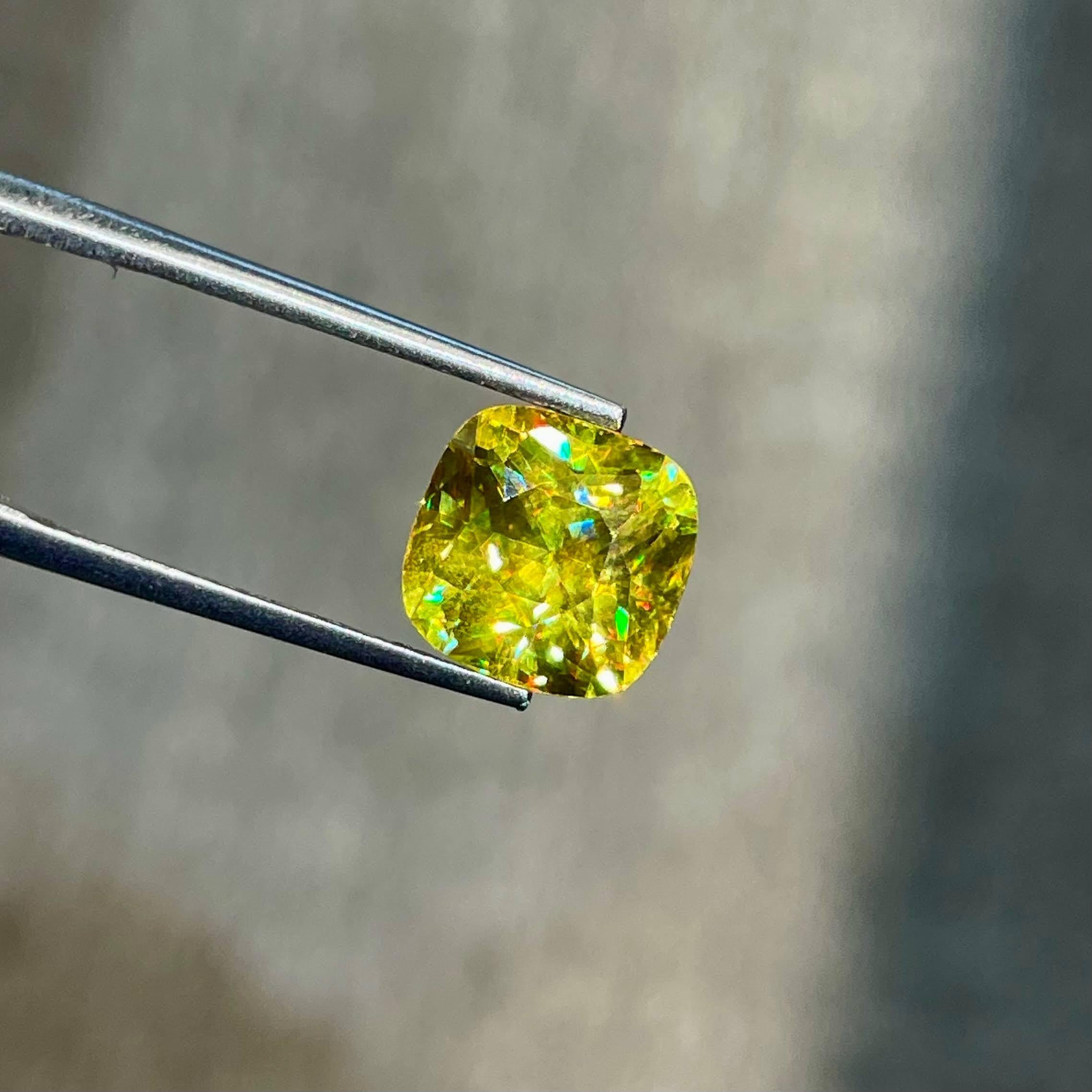 4.45 Carats Yellow Loose Sphene Stone Fancy Cushion Cut Madagascar's Gemstone In New Condition For Sale In Bangkok, TH