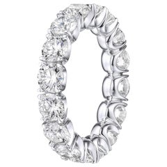 Fascia di eternità in platino con diamante rotondo brillante da 4,45 carati