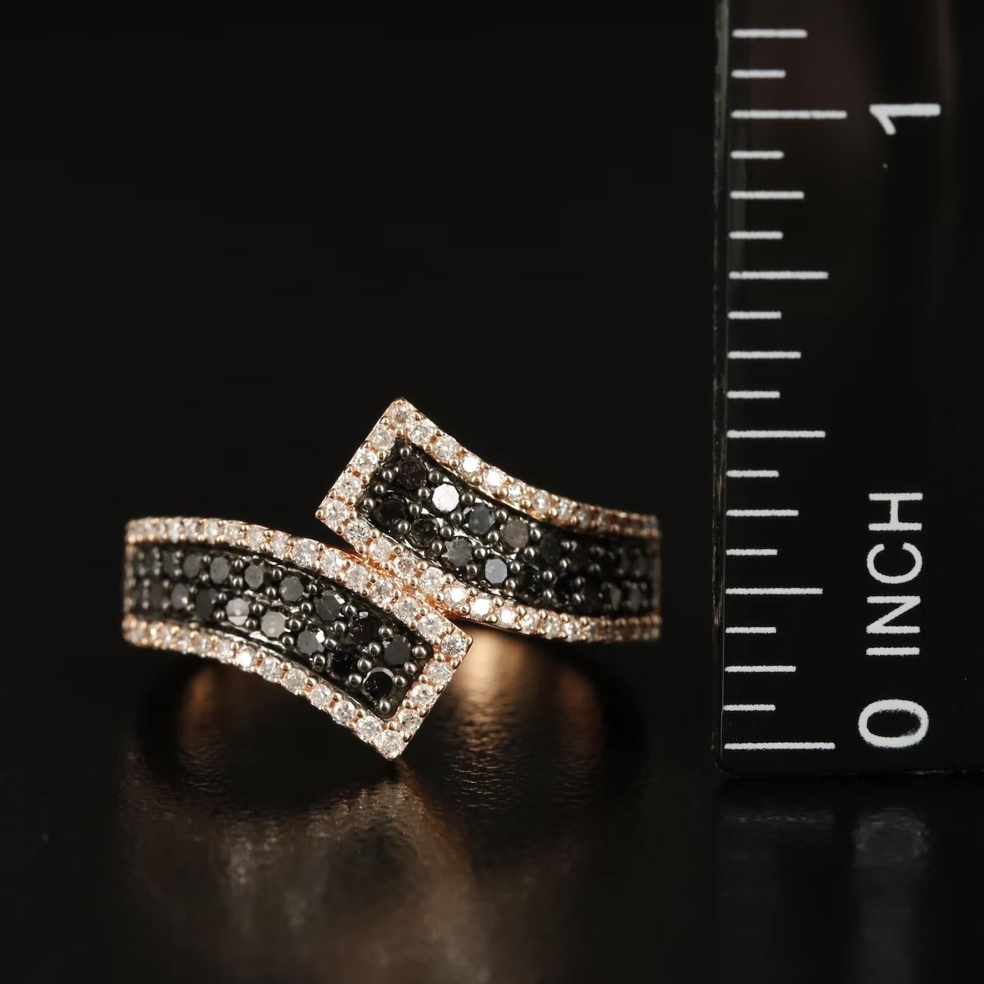 Taille ronde Karen Marchesa Bague bypass de créatrice en or 14 carats avec diamants 1,05 carat, 4450 $, Neuf