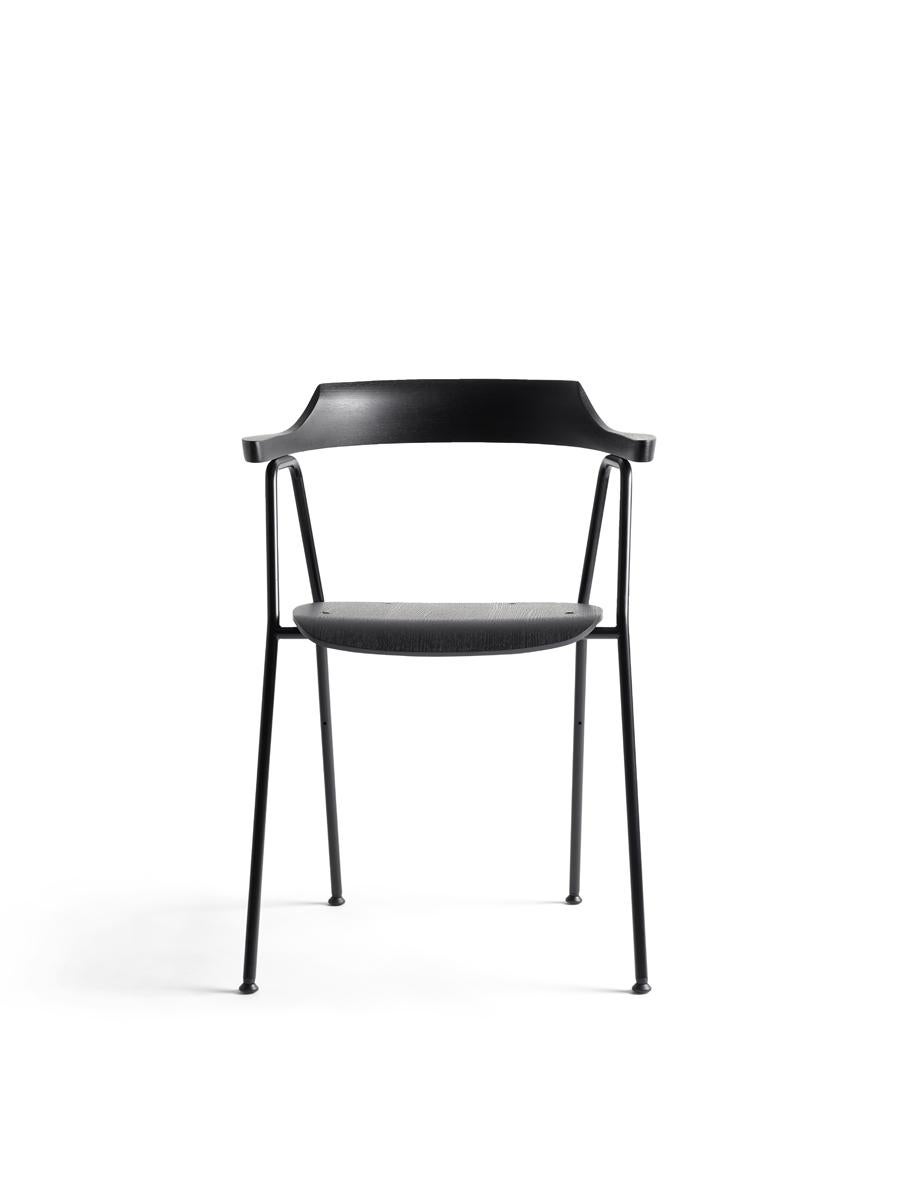 Der Stuhl 4455 wirkt durch den offenen Raum zwischen Armlehnen und Sitzfläche luftig. Mit seiner unverwechselbaren formalen Präsenz fügt sich der 4455 Chair in moderne architektonische Umgebungen ein und eignet sich perfekt für ruhige und