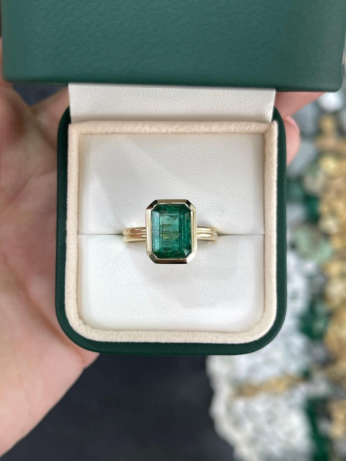 Moderne 4.45ct 14K Emerald Cut Natural Emerald Solitaire Split Shank Engagement Ring en vente