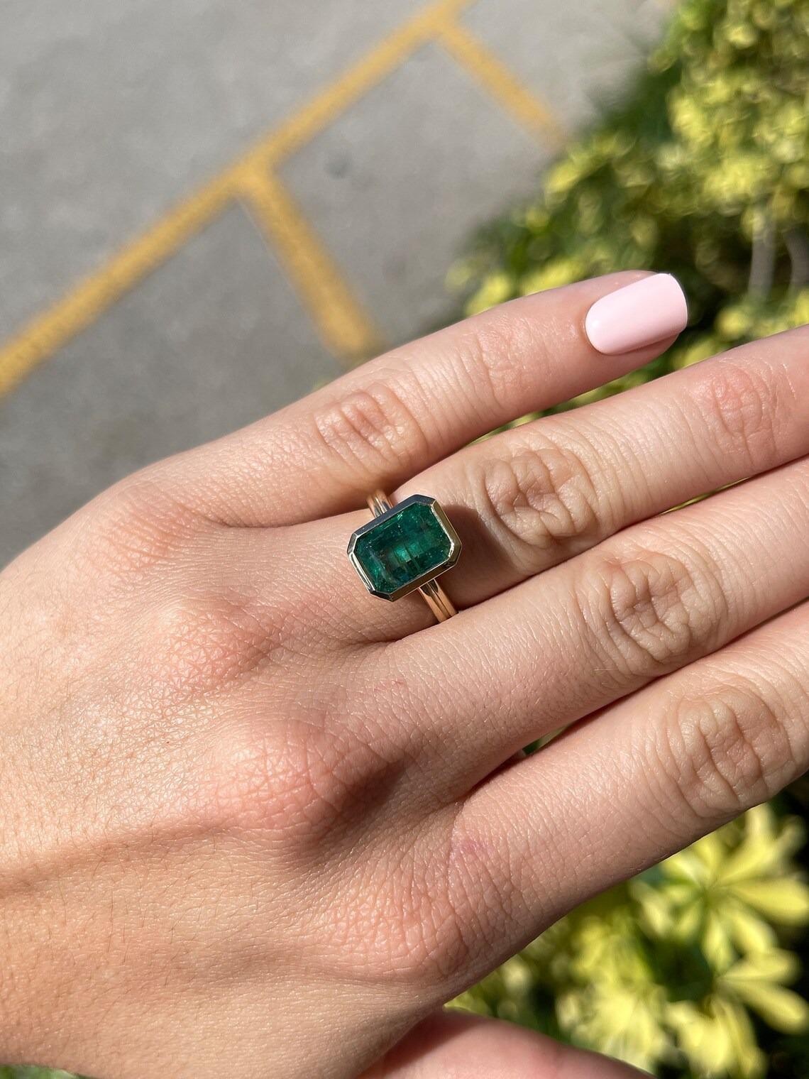 4.45ct 14K Emerald Cut Natural Emerald Solitaire Split Shank Engagement Ring en vente 1