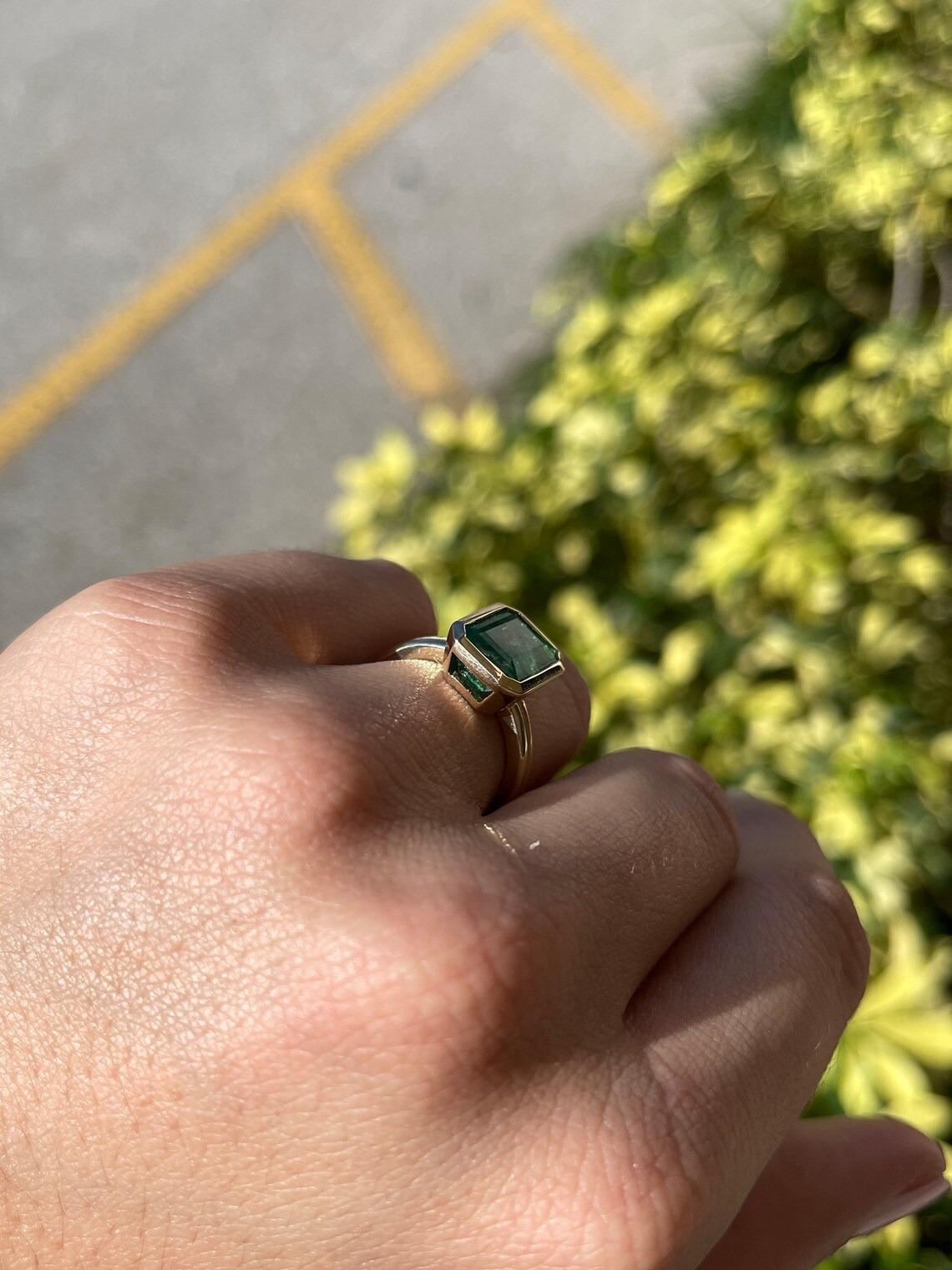4.45ct 14K Emerald Cut Natural Emerald Solitaire Split Shank Engagement Ring en vente 3