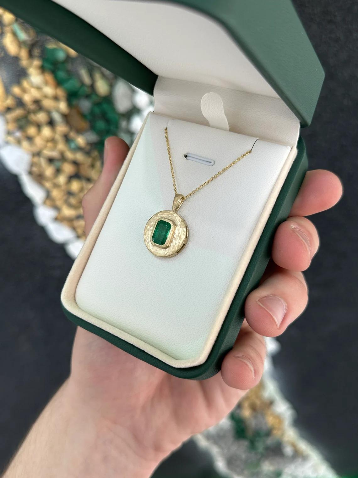 4,45ct 14K Natural Vivid Lush Green Emerald Cut Smaragd Solitaire Bezel Anhänger im Angebot 3