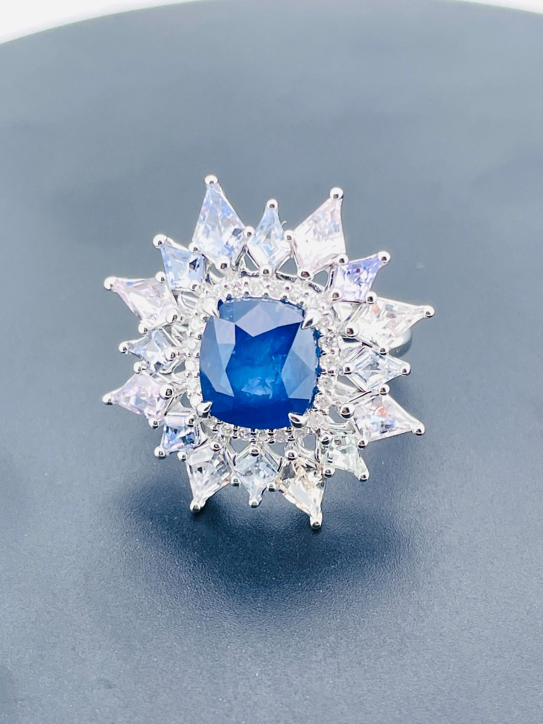 E033 
4,45ct Zaffiro di Ceylon blu reale con diamante naturale e zaffiro fantasia Oro 14K 6,62 Grammi Certificato GIL 

DESCRIZIONE DELLA GEMMA

Specie:  Corindone naturale
Varietà: Zaffiro naturale
Colore: blu vivo
Peso totale: 6,62 grammi 
Pietra