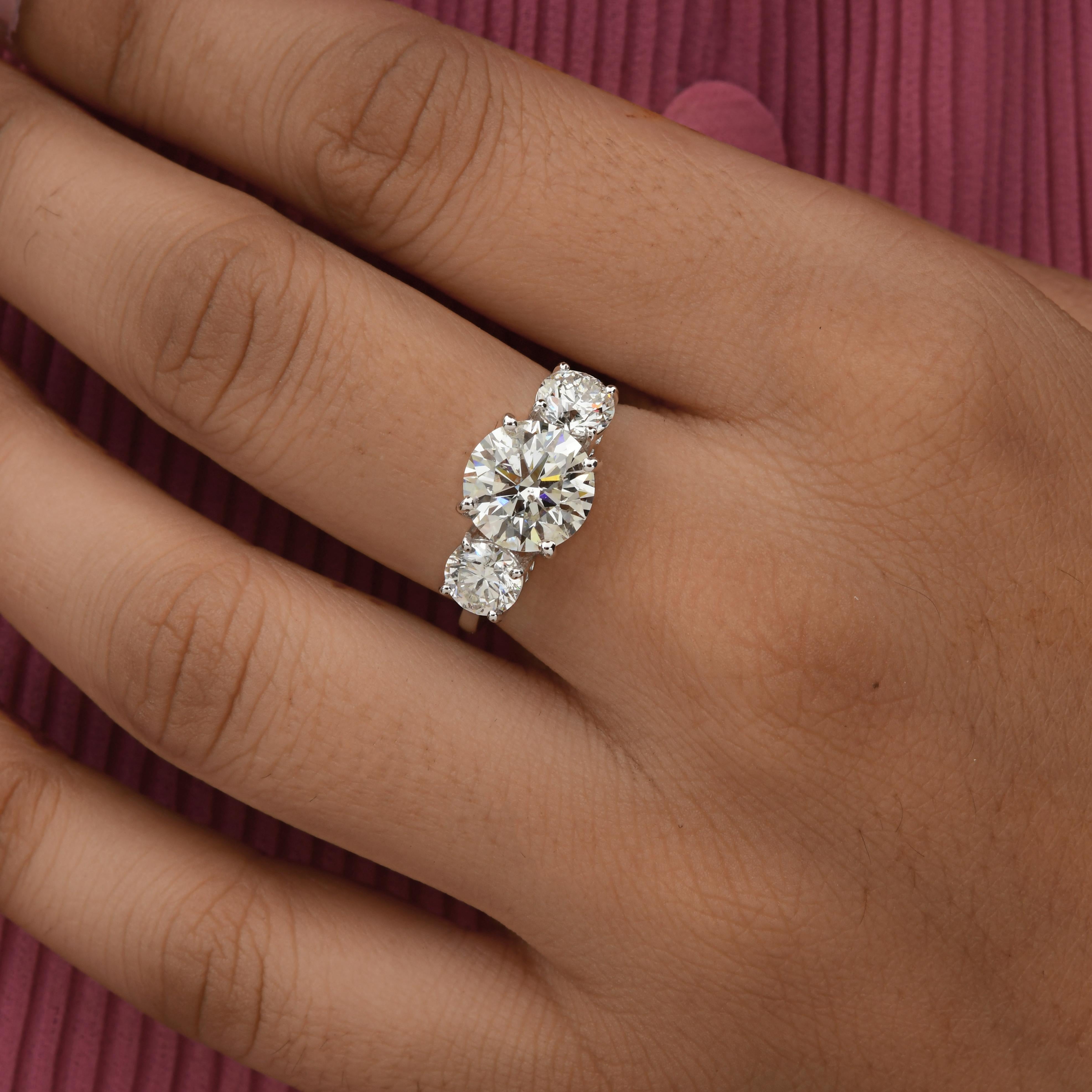 in vendita:  Anello a tre pietre con diamante a taglio brillante da 4,46 carati per donna in oro bianco 18 carati 2