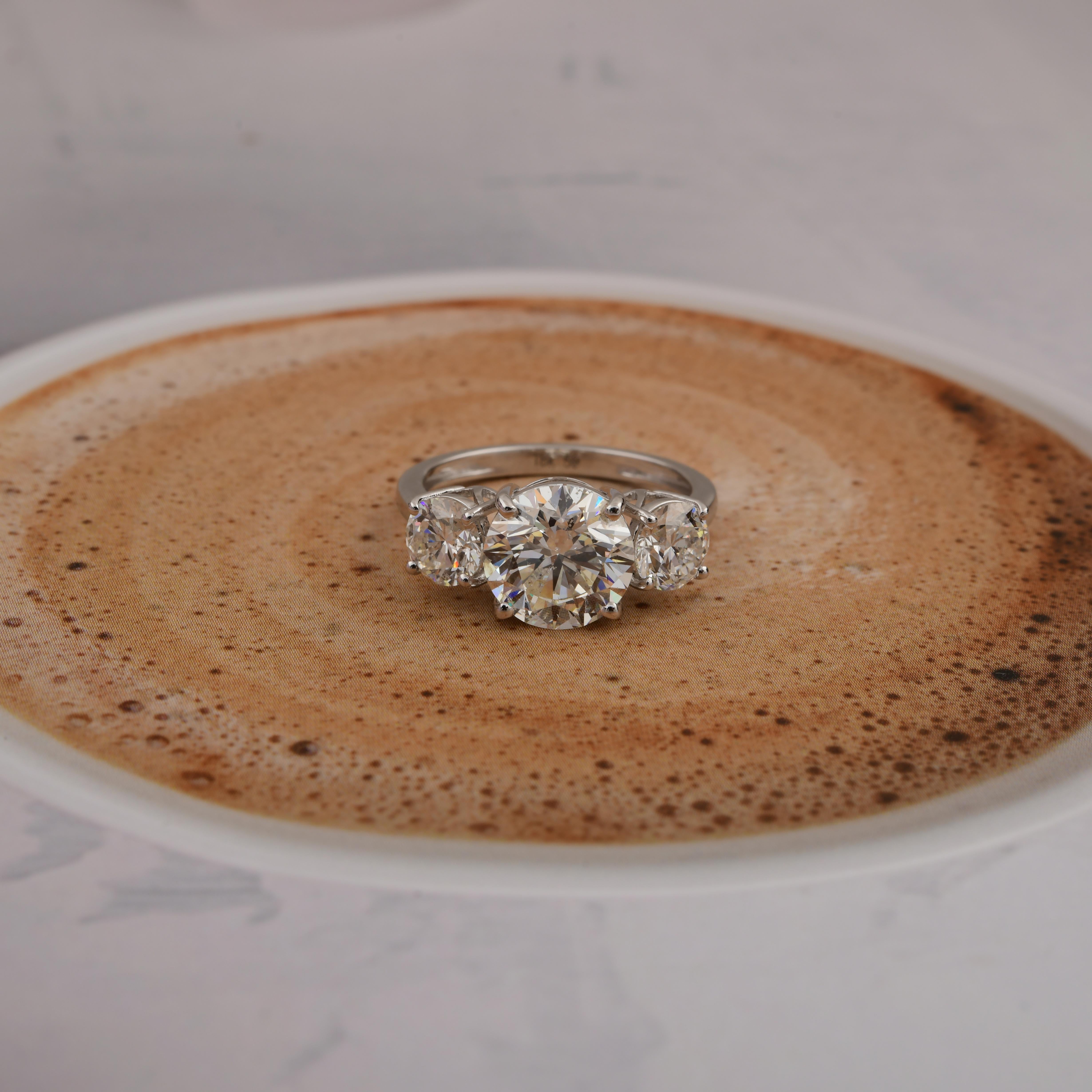 in vendita:  Anello a tre pietre con diamante a taglio brillante da 4,46 carati per donna in oro bianco 18 carati 3