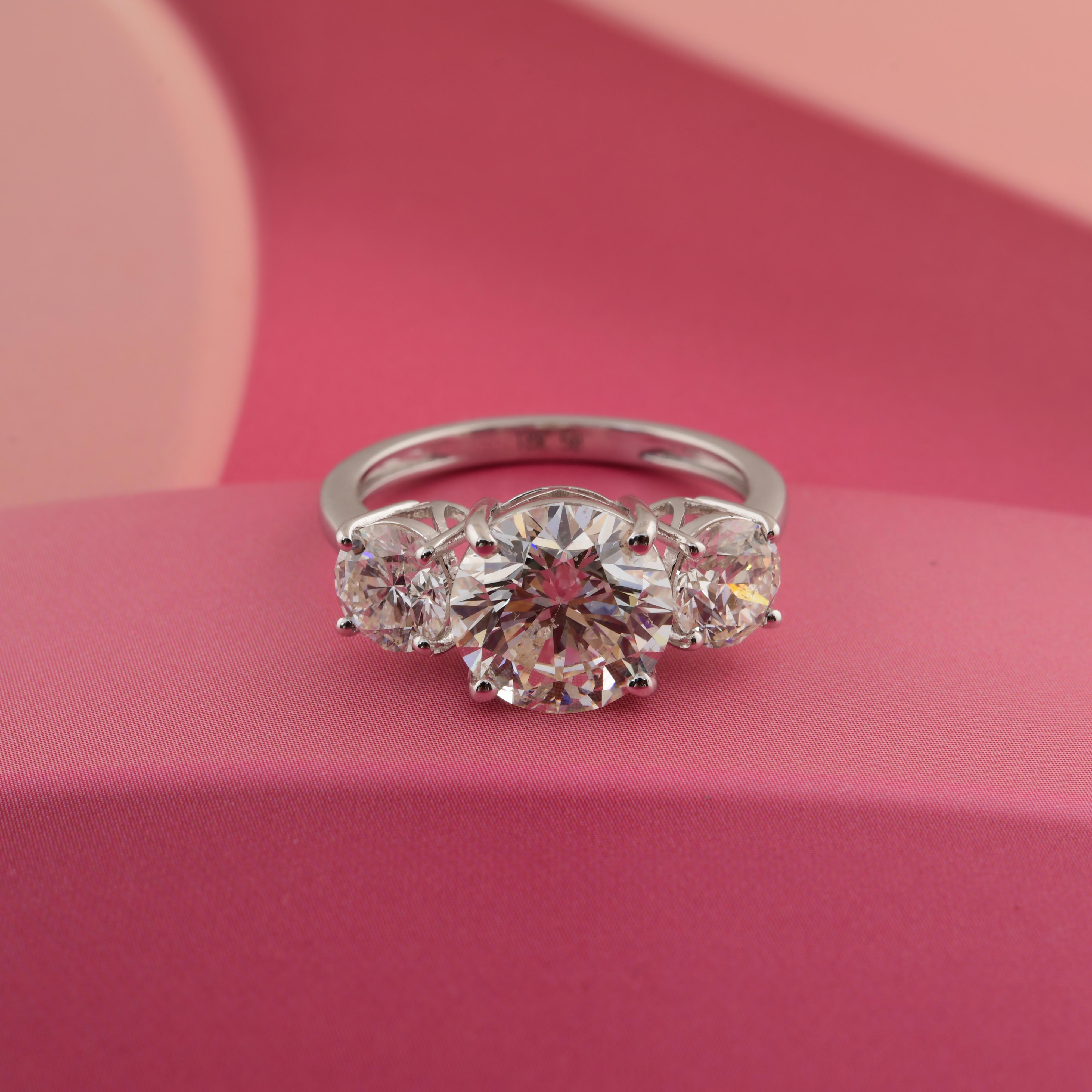 in vendita:  Anello a tre pietre con diamante a taglio brillante da 4,46 carati per donna in oro bianco 18 carati 4