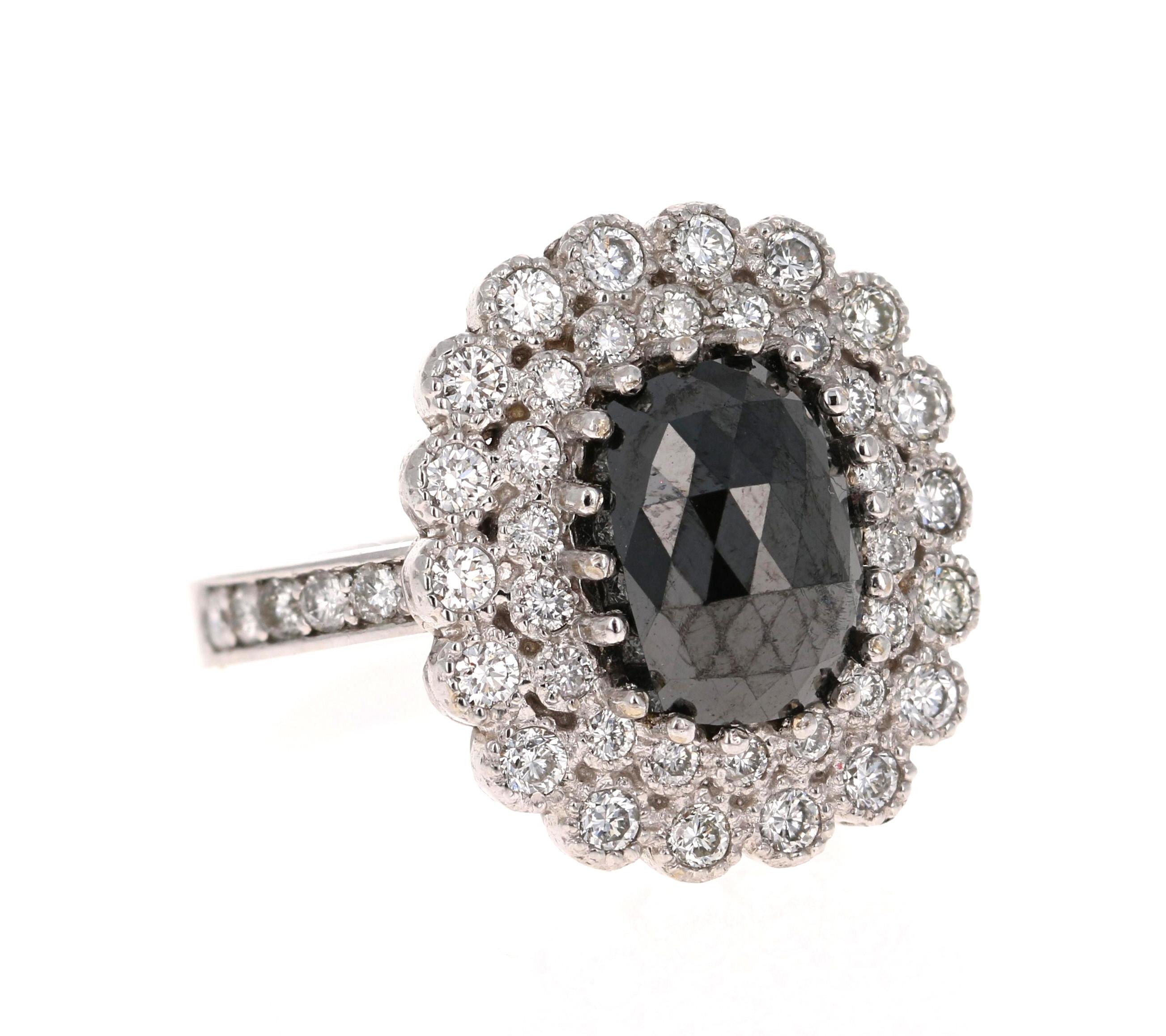 Bague de cocktail en or blanc 14 carats, diamant noir et blanc de 4,46 carats, taille ovale

Au centre de l'anneau se trouve un diamant noir de taille ovale de 3,34 carats, entouré d'une grappe de 48 diamants blancs de taille ronde pesant 1,12
