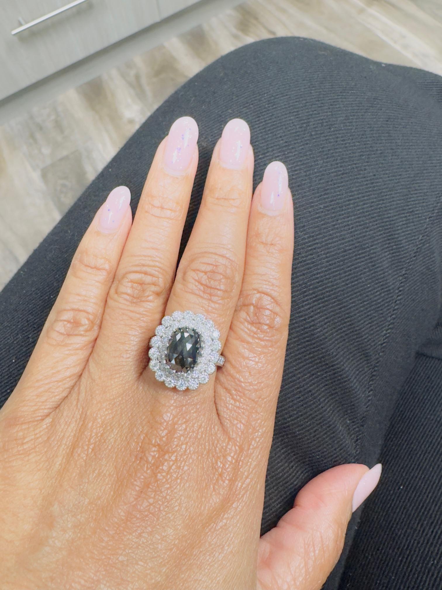 Bague de cocktail en or blanc 14 carats, diamant noir et blanc de 4,46 carats, taille ovale Neuf - En vente à Los Angeles, CA