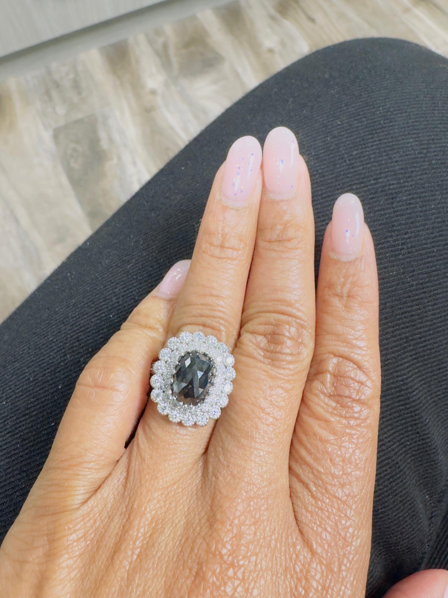 Bague de cocktail en or blanc 14 carats, diamant noir et blanc de 4,46 carats, taille ovale Pour femmes en vente