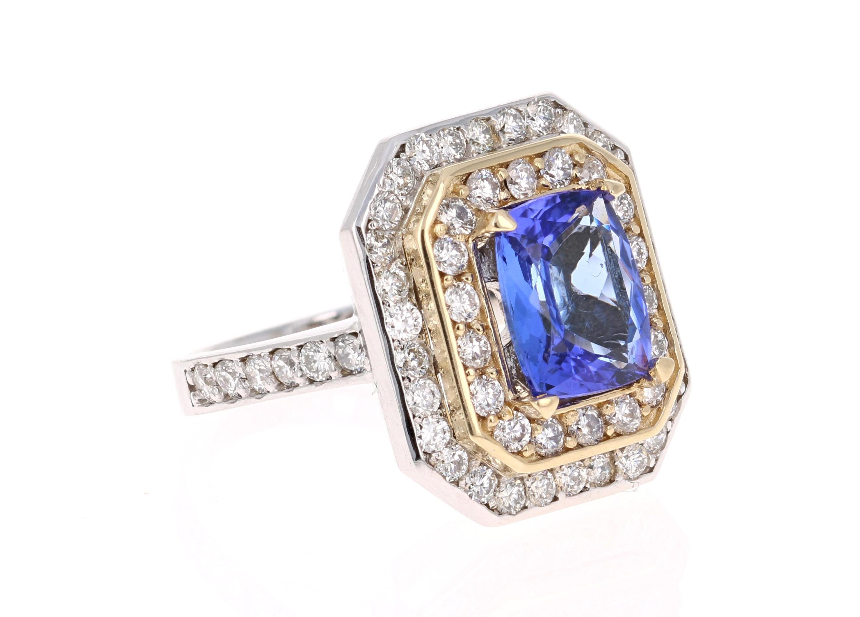 Eleganter und prächtiger, klassischer Tansanit- und Diamantring! 

Dieser Ring hat einen strahlenden bläulich-violetten Oval-Cushion Cut Tanzanite mit einem Gewicht von 2,84 Karat. Er ist umgeben von einem doppelten Halo aus 60 Diamanten im